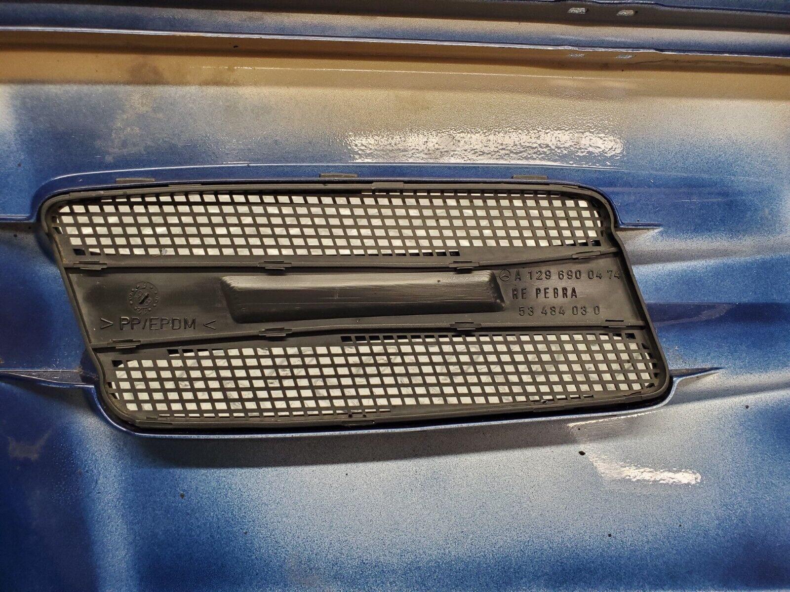 46737 Mercedes-Benz R129 320SL Coupe Front Right Fender Wing Moulding Trim 1296901840 1296900474