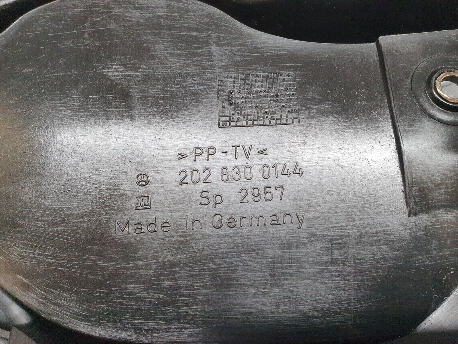 42001 Mercedes-Benz W202 C200 Air Duct 2028300144