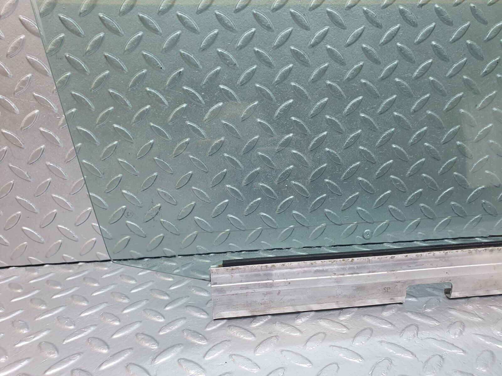 42868 Mercedes-Benz W201 190 2.0L Front Right Door Window Glass