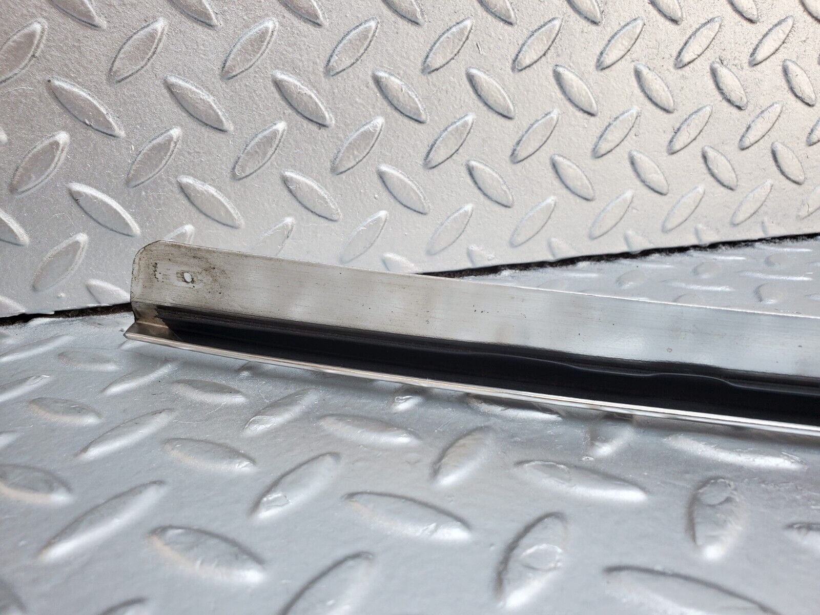 45995 Mercedes-Benz W126 420SE Roof Chrome Trim Right Side