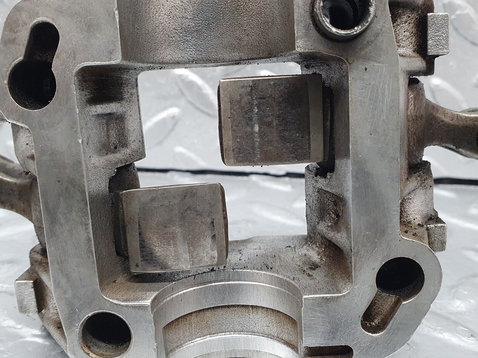 43064 Mercedes-Benz W123 Rocker Arms Camshaft Bearing Block 1020512110