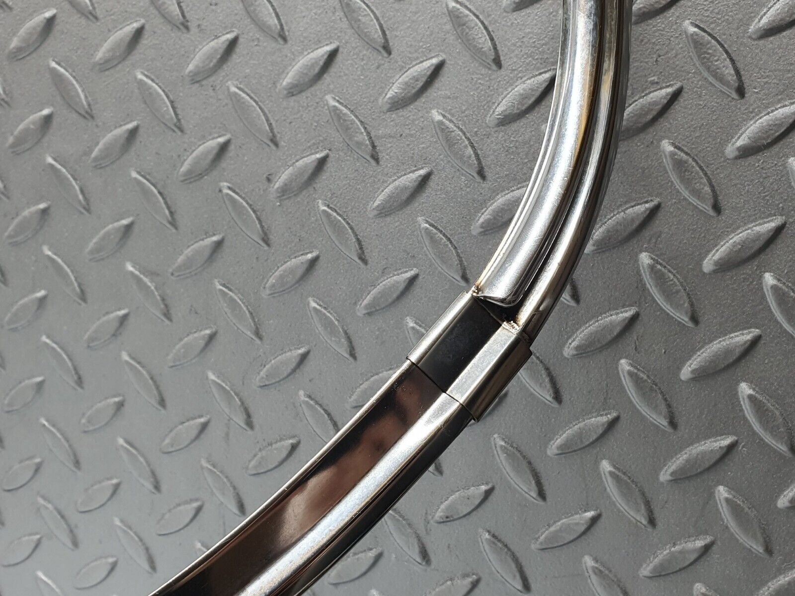 44102 Mercedes-Benz C123 230CE Coupe Rear Windscreen Chrome Frame