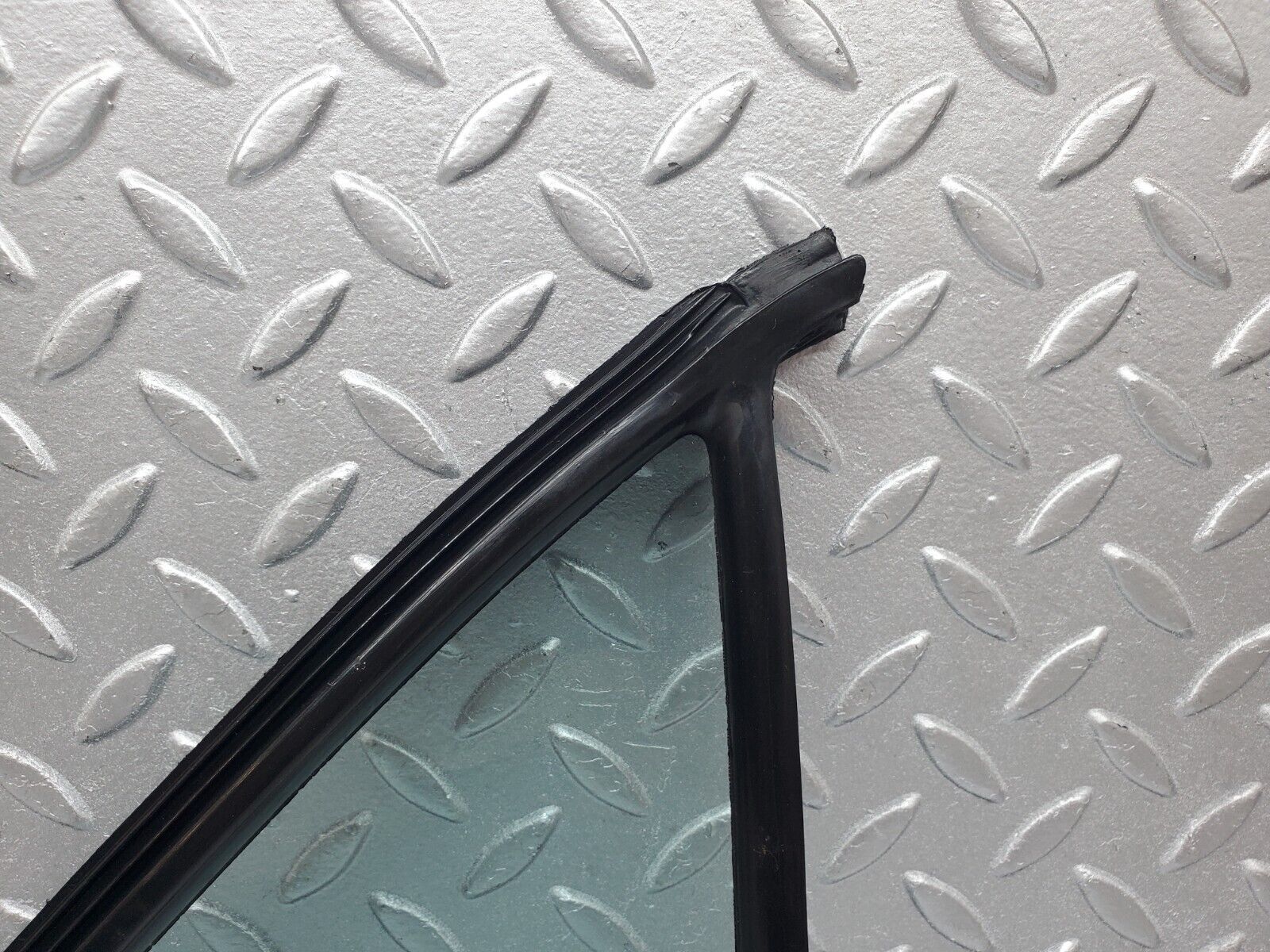 45804 Mercedes-Benz W126 420SE Rear Right Quarter Window Glass 1267350224