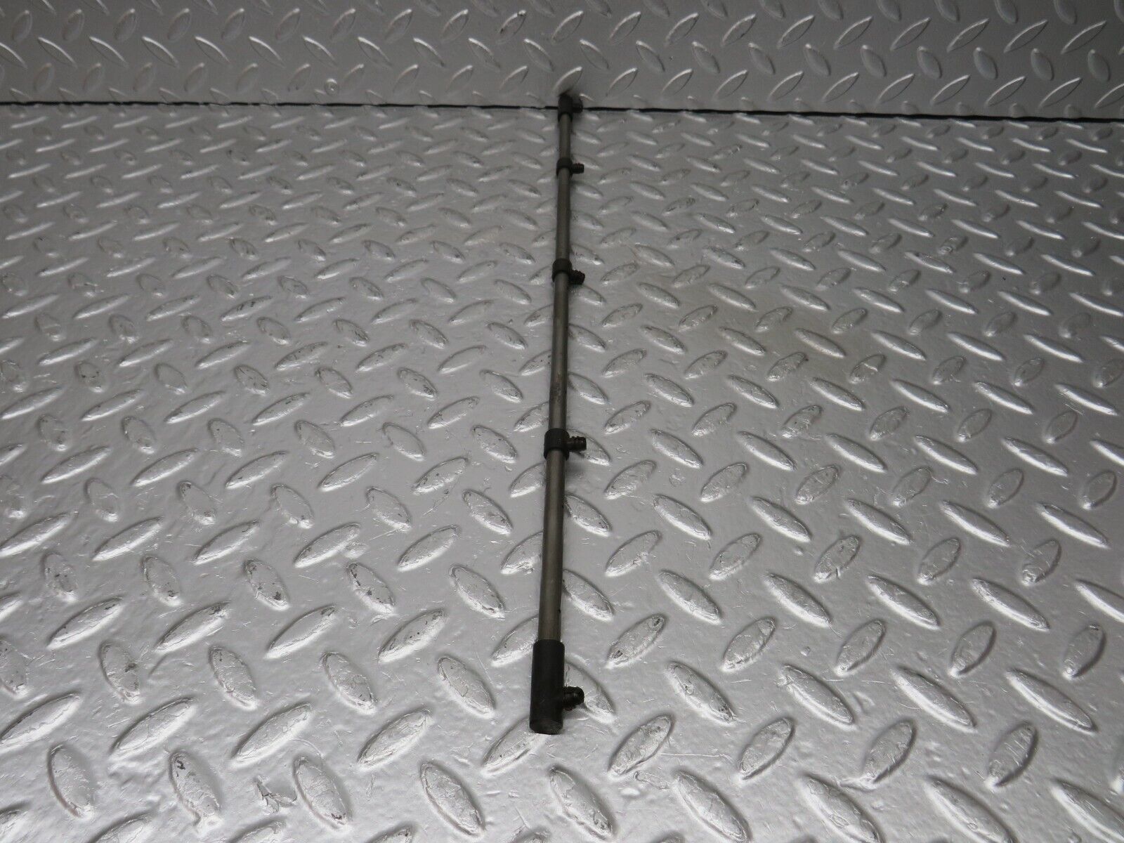 33082 Mercedes-Benz C107 R107 350 V8 Camshaft Oil Tube