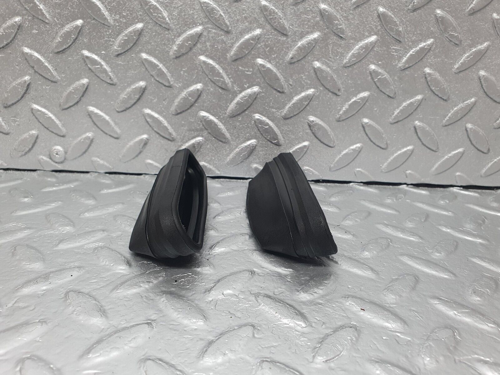 43532 Mercedes-Benz C126 380SEC Coupe Dashboard Centre Air Vent Rubber 2x 1269970181