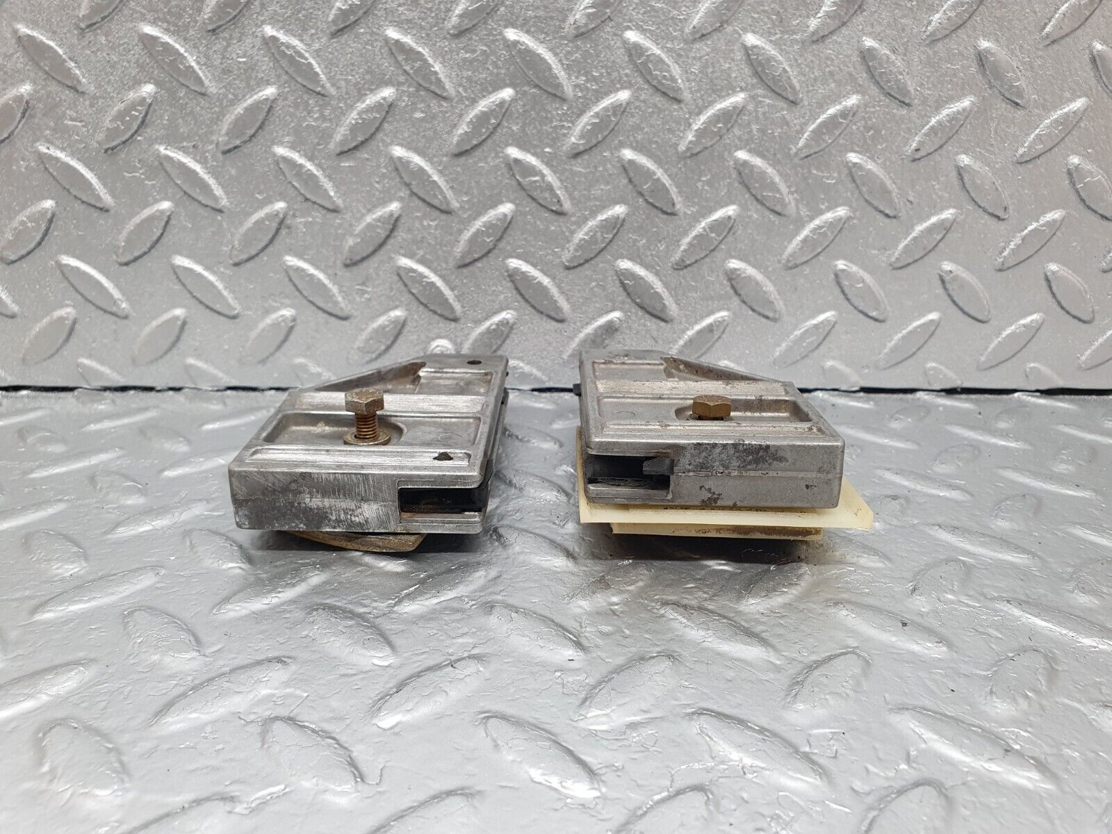 43581 Mercedes-Benz C126 380SEC Coupe Door Window Guide Bracket 1267250332