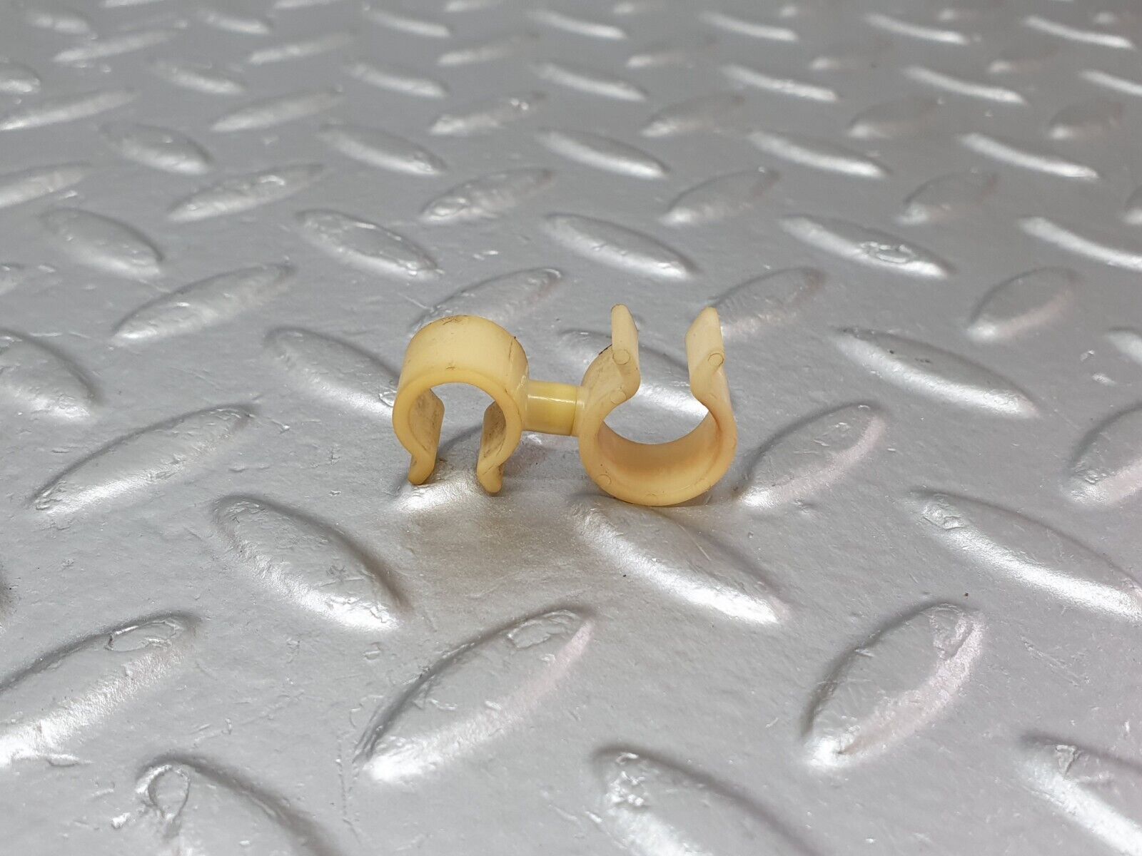 41709 Mercedes-Benz W124 200E Brake Servo Pipe Holder