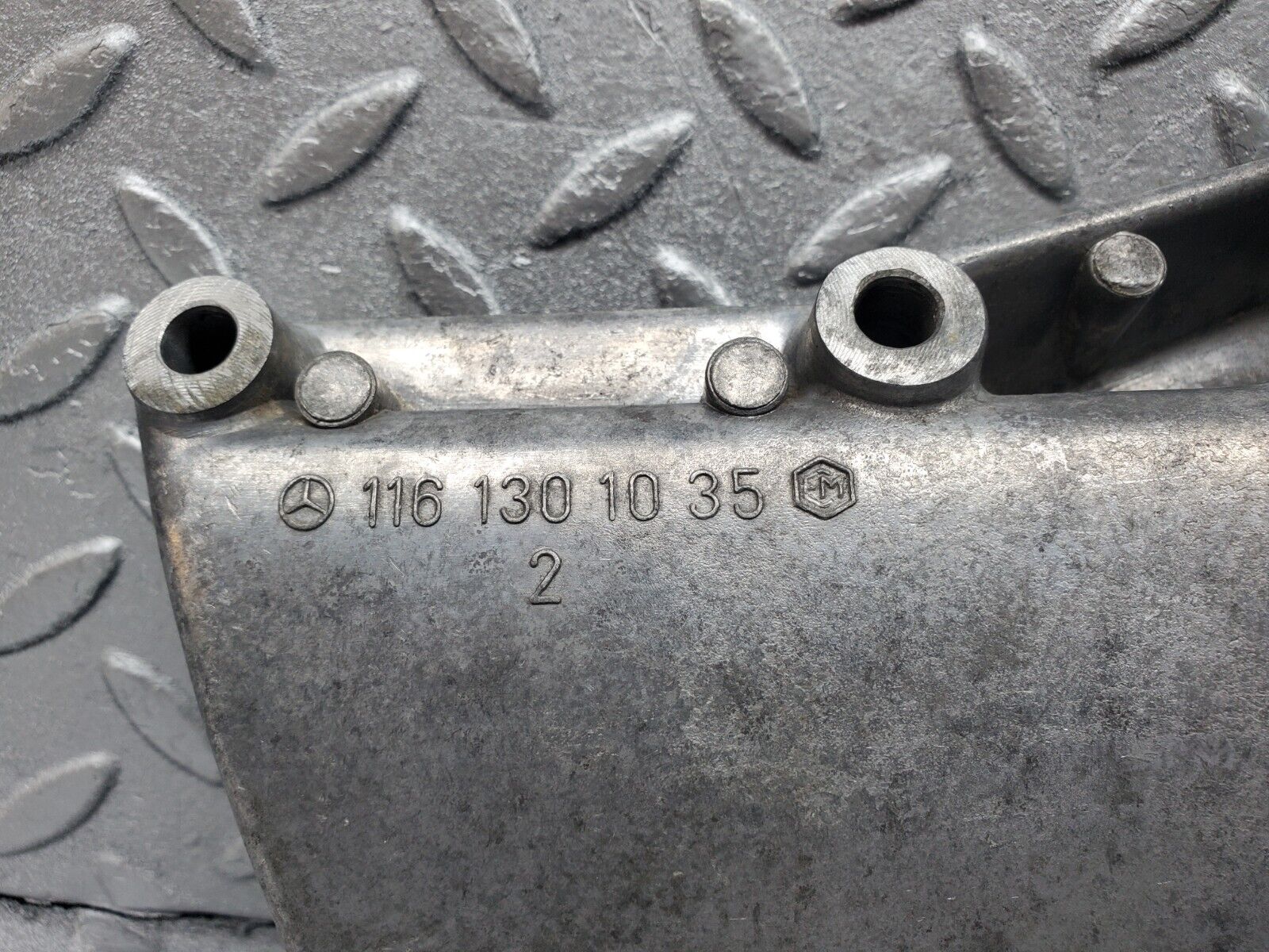 45922 Mercedes-Benz W126 420SE Air Conditioning Compressor Bracket 1161301035