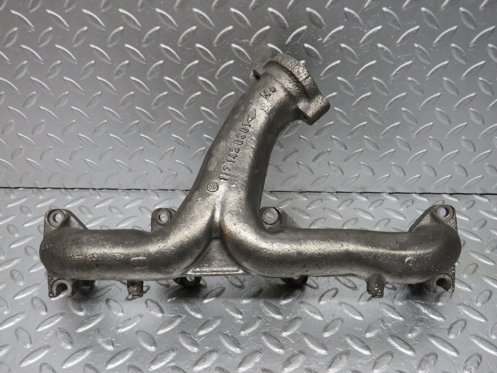32962 Mercedes-Benz C107 R107 450 V8 Exhaust Manifold Right Side 1171420301