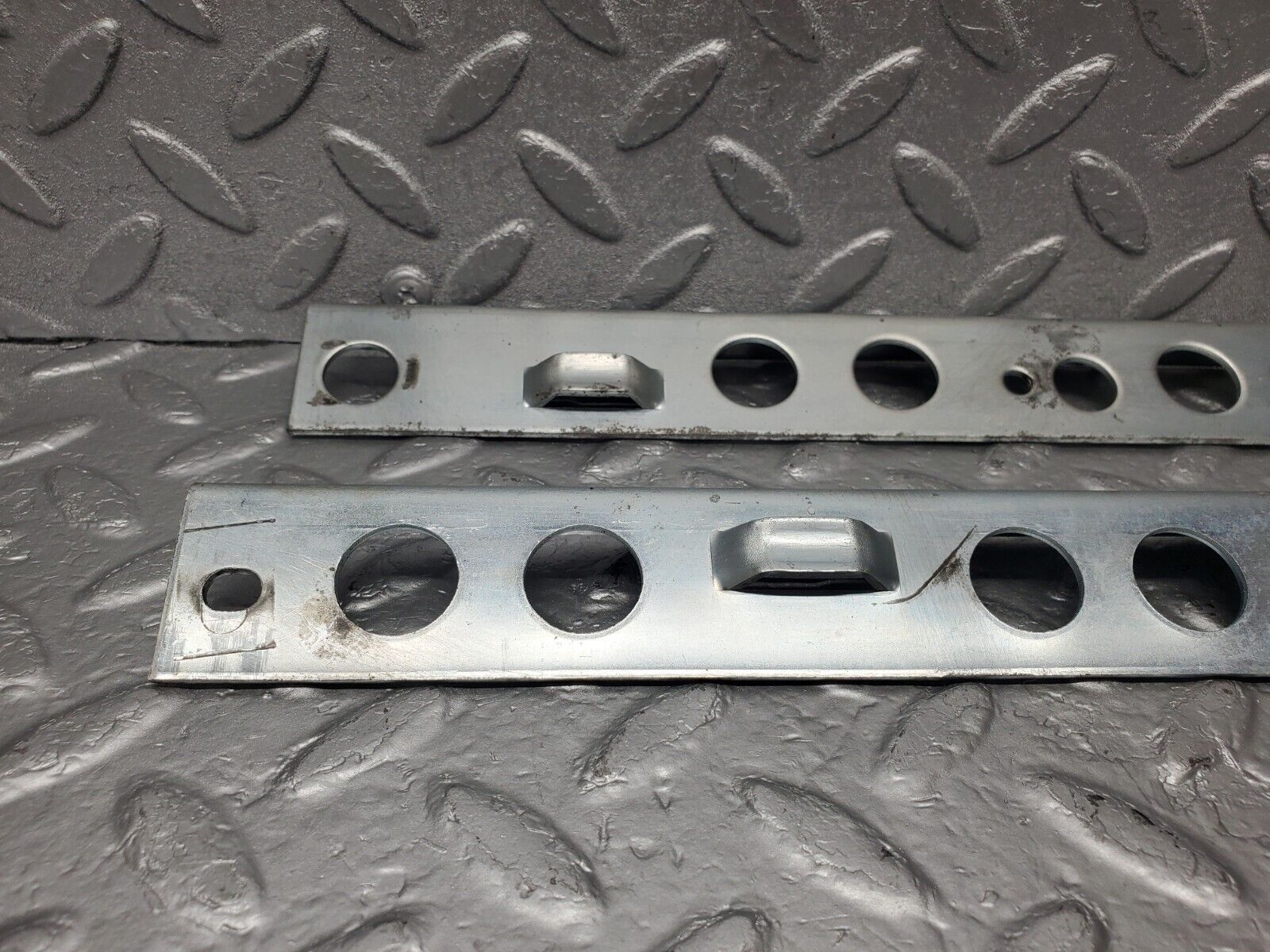 46628 Mercedes-Benz C123 280CE Coupe Front Right Seat Rail Support