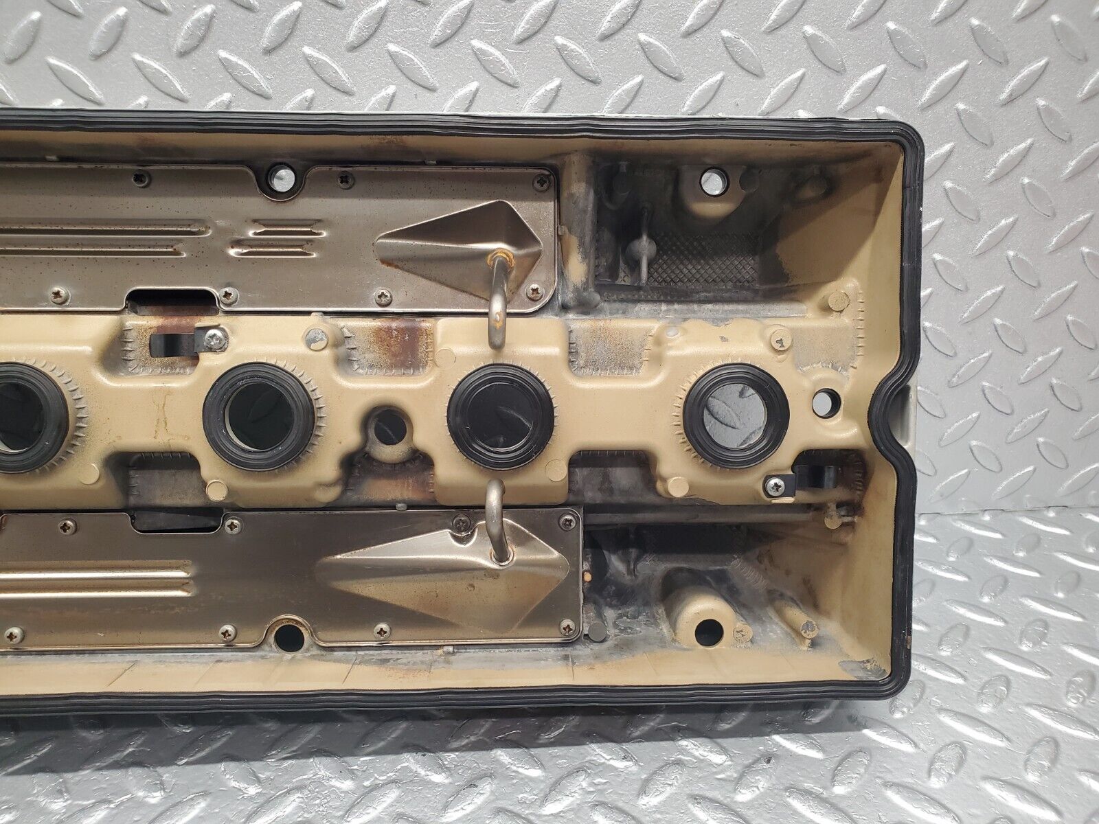 46232 Mercedes-Benz W124 280E Cylinder Head Valve Cover 1040160705