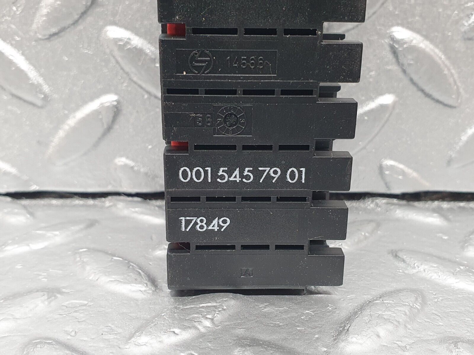 42099 Mercedes-Benz W202 C200 Fuse Box Fuse Holder 0015457901