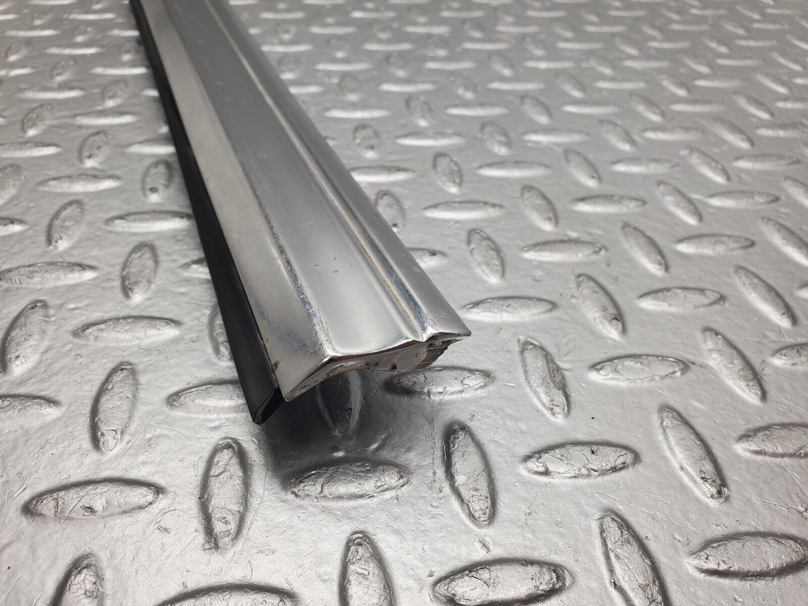 46431 Mercedes-Benz C123 280CE Coupe Left Door Chrome Moulding Trim