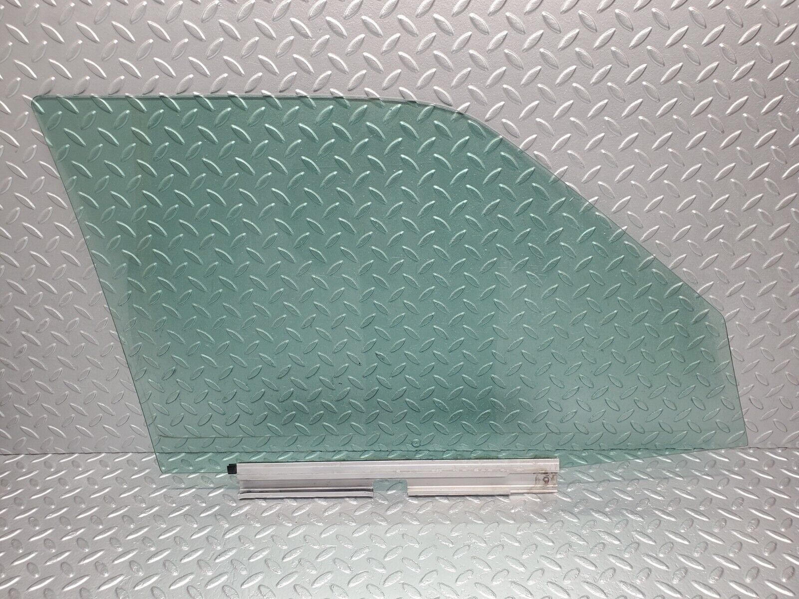 46247 Mercedes-Benz W124 280E Front Left Door Window Glass