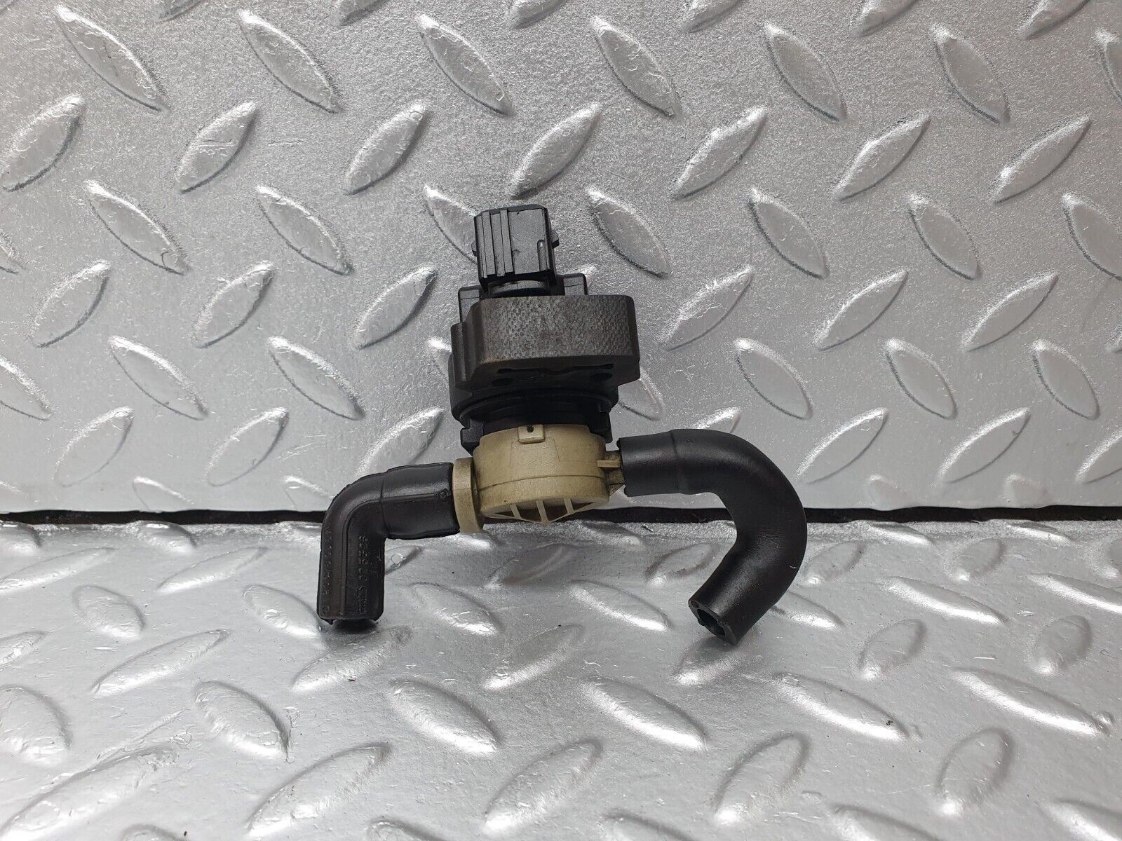 41820 Mercedes-Benz W202 C200 Fuel Regeneration Vacuum Valve 0004701693