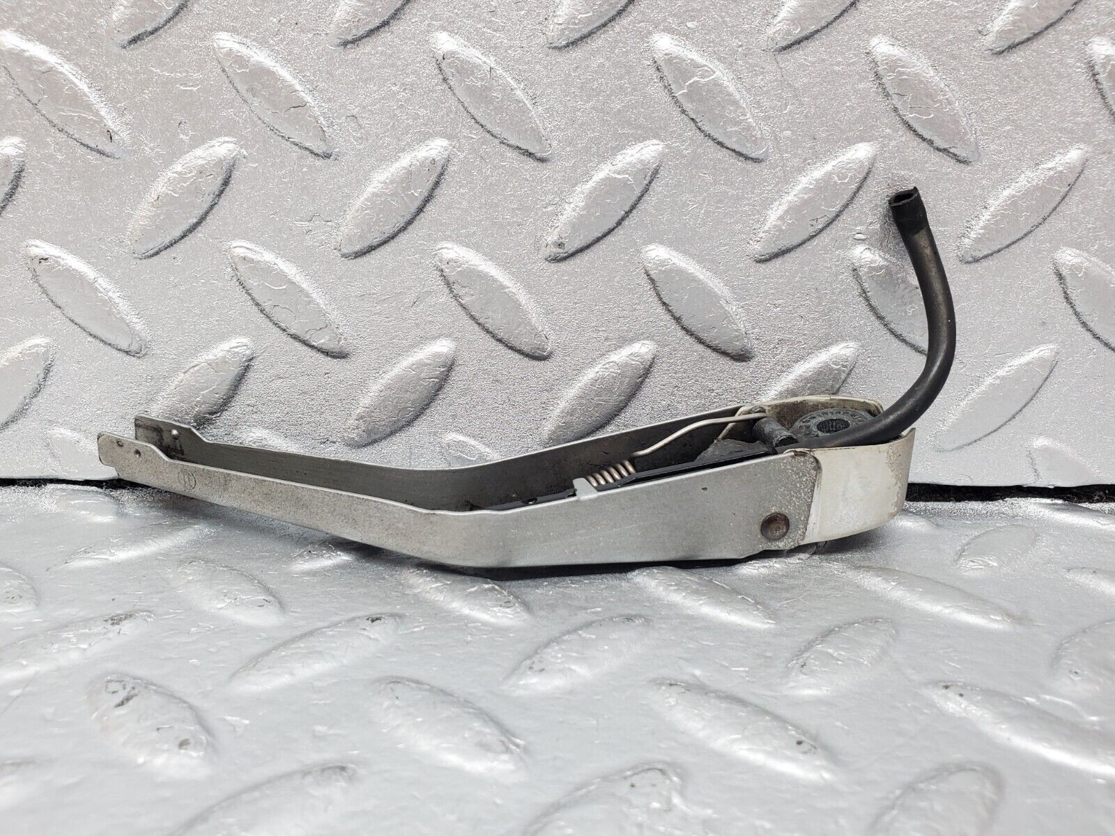 45818 Mercedes-Benz W126 420SE Headlight Wiper Arm Bosch Left Side