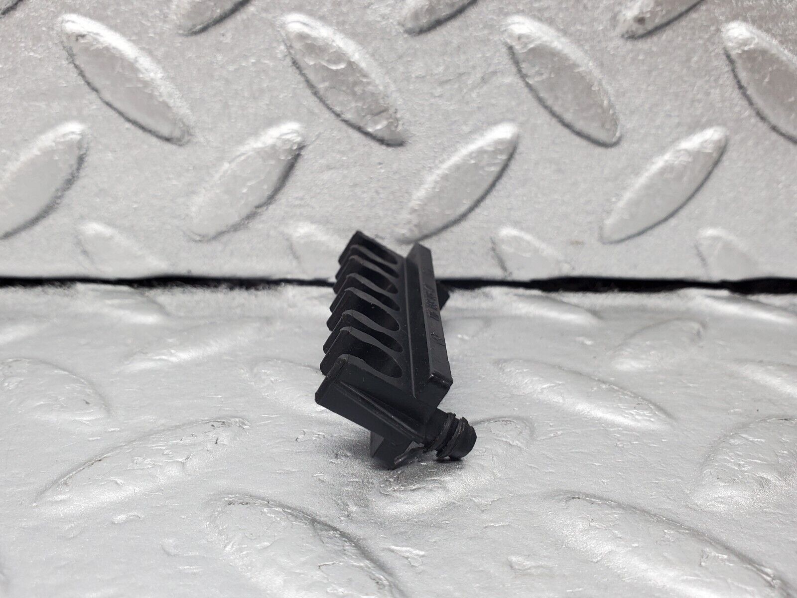 45884 Mercedes-Benz W126 420SE Ignition Lead Holder Bracket 1161590340