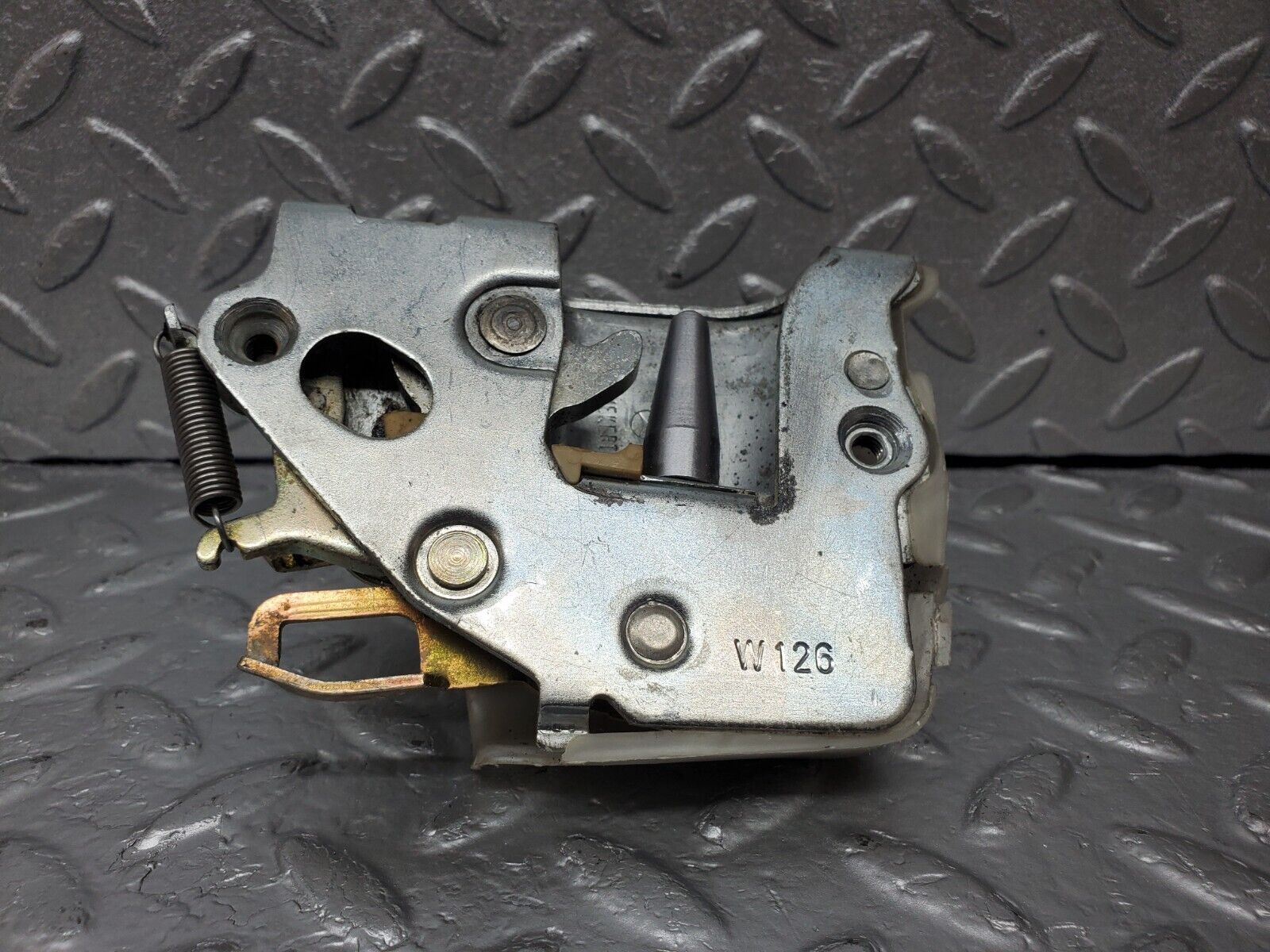 45620 Mercedes-Benz W126 420SE Front Right Door Lock Mechanism 1237230208