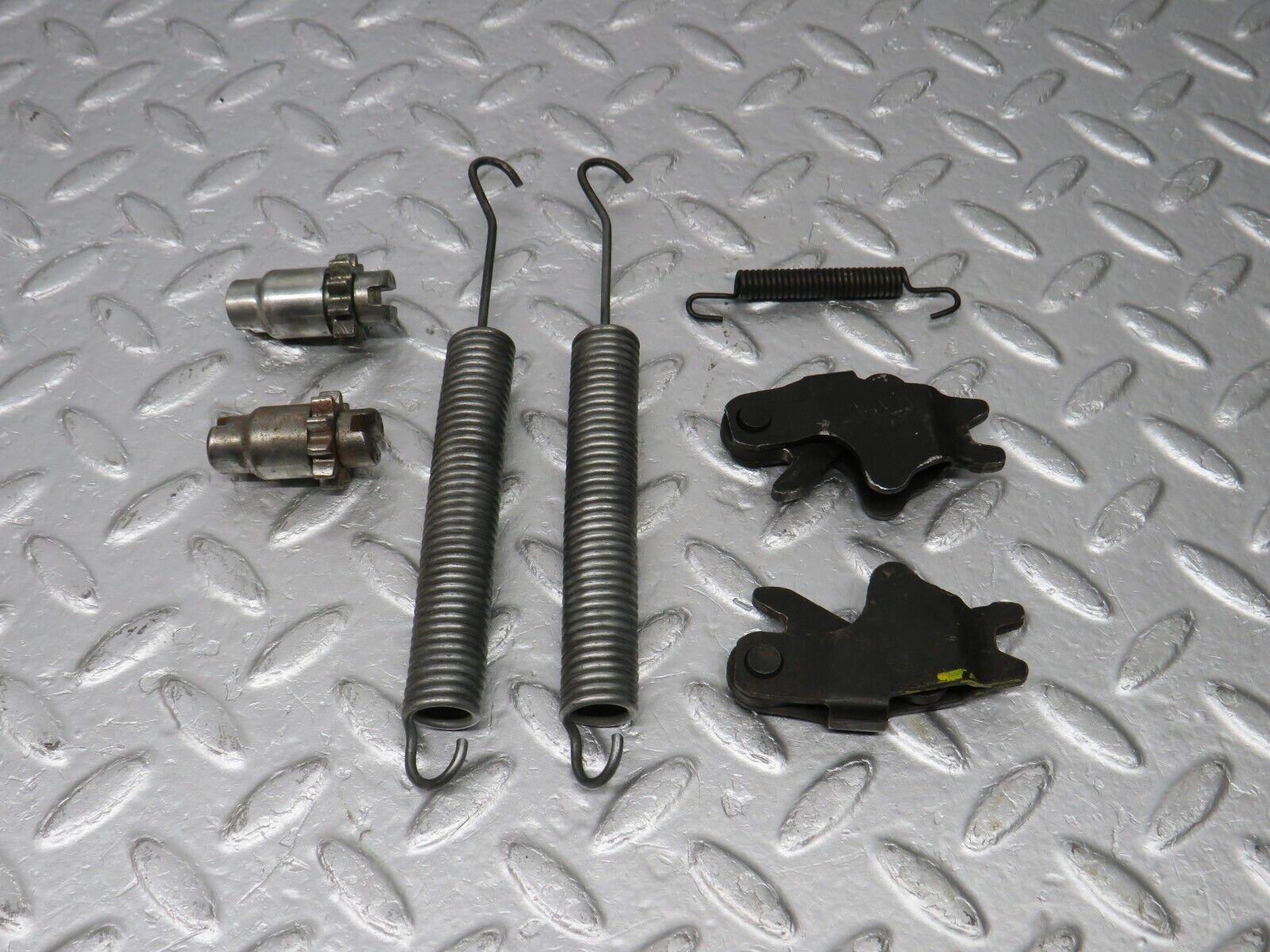 39295 Mercedes-Benz R107 500SL Rear Brake Regulator