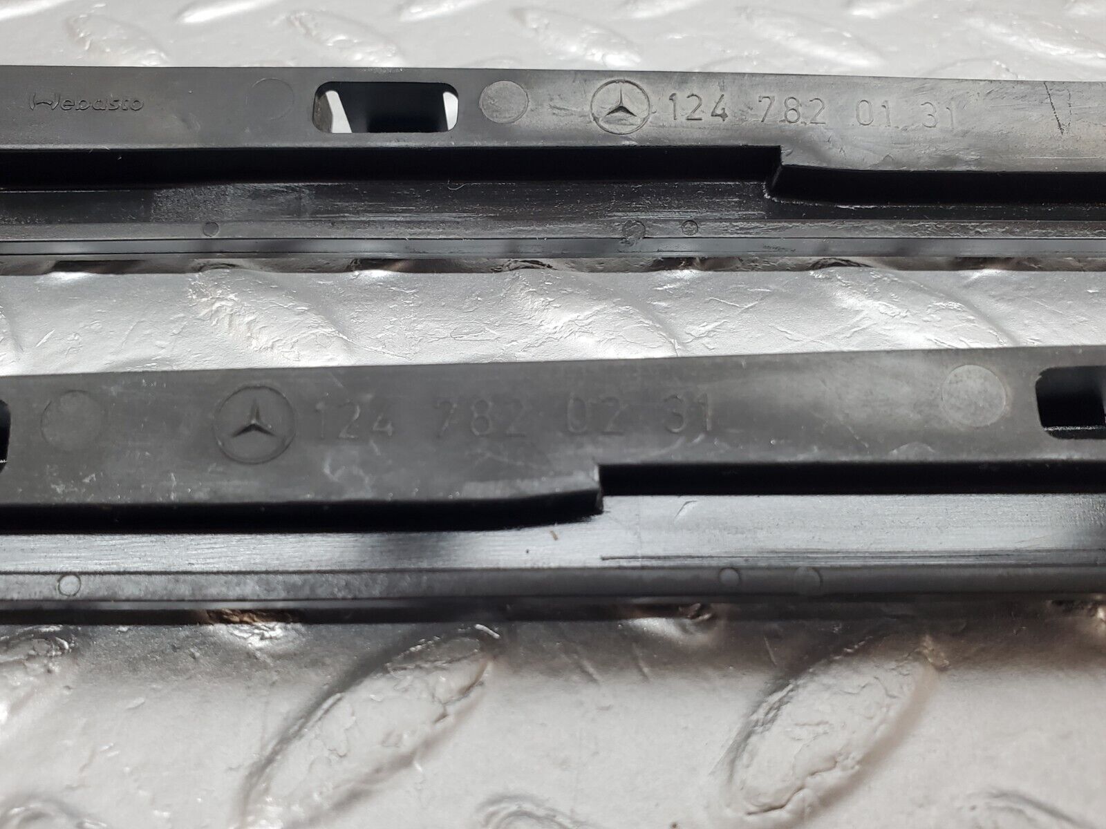 44676 Mercedes-Benz W124 220E Sunroof Frame Guide Rail 1247820131 1247820231