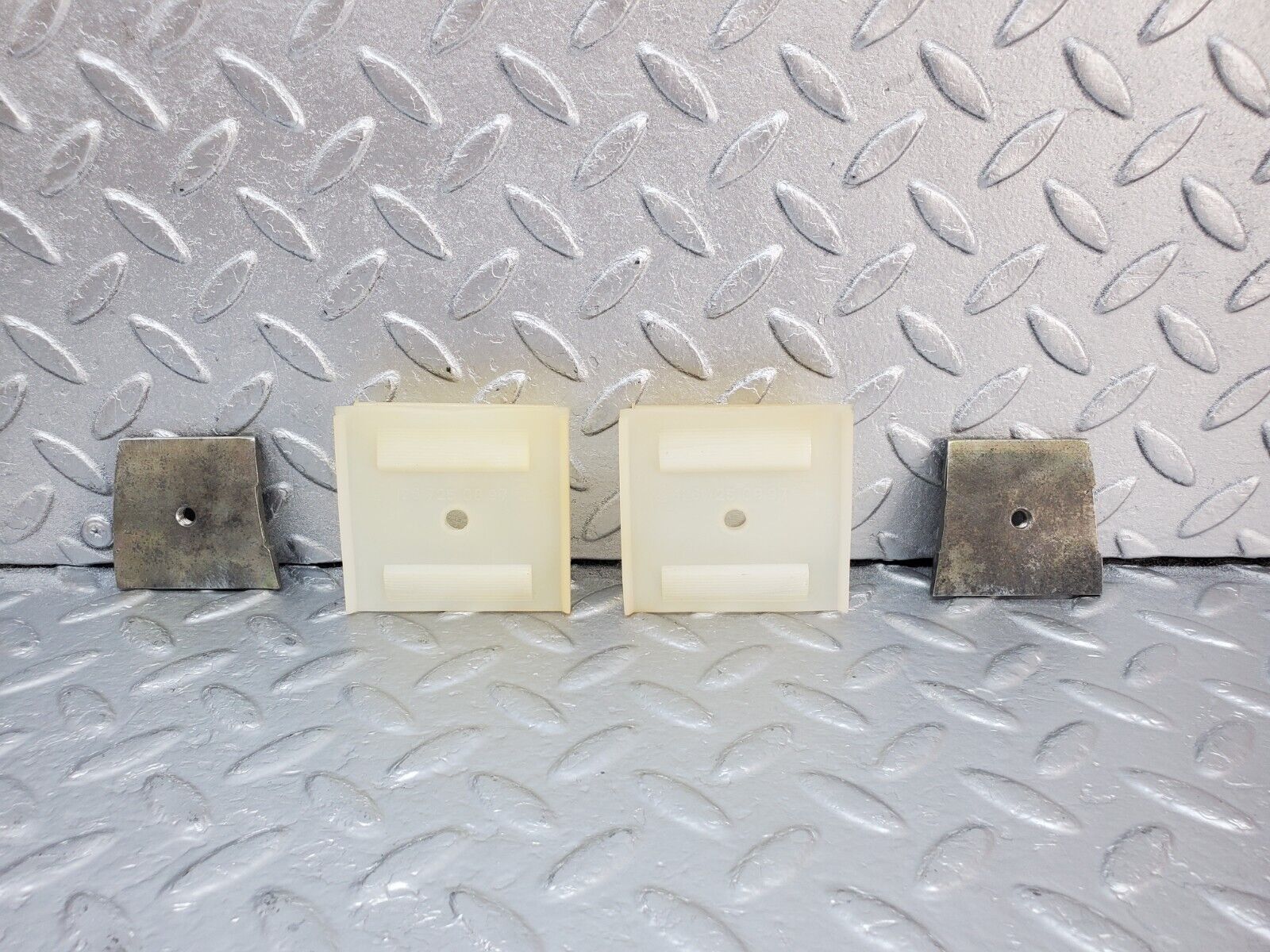 45237 Mercedes-Benz R129 300SL Coupe Door Window Guide Bracket Plastic 2x 1267250897