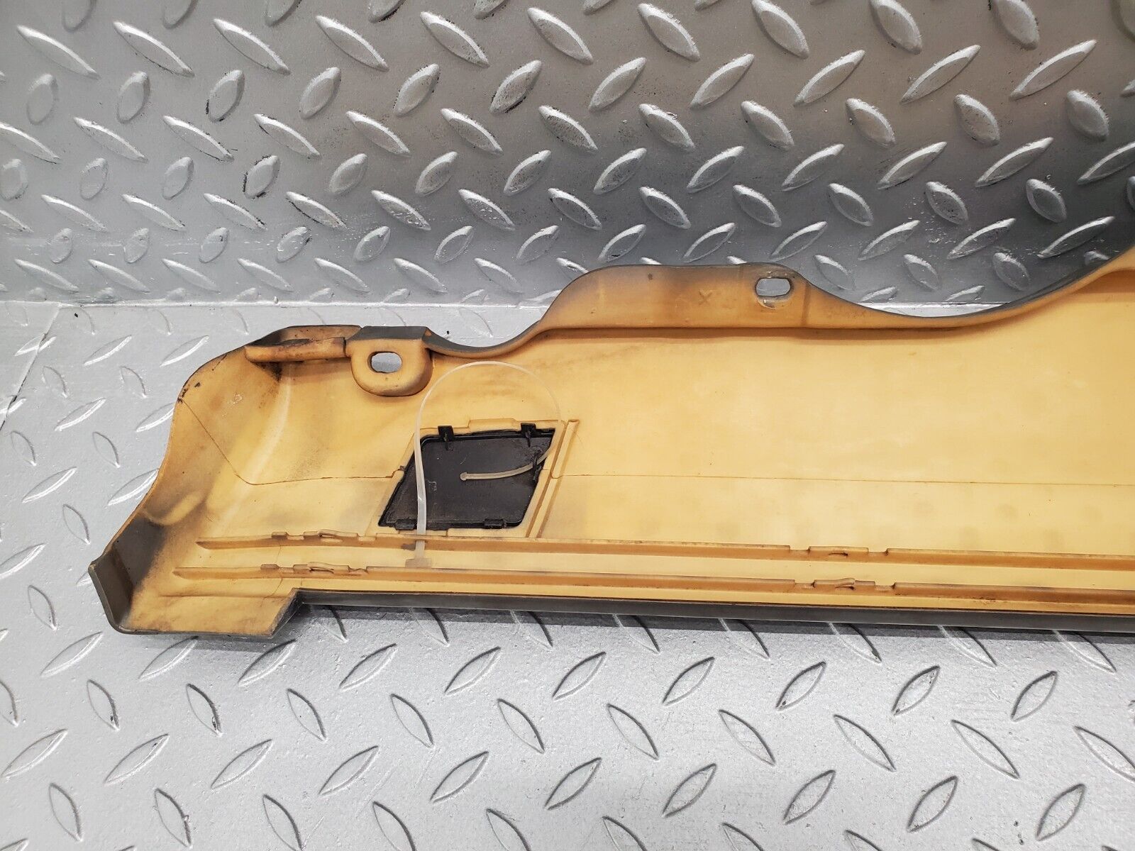 46115 Mercedes-Benz W126 420SE Side Skirt Right 1266905040 1266980430 1266980230