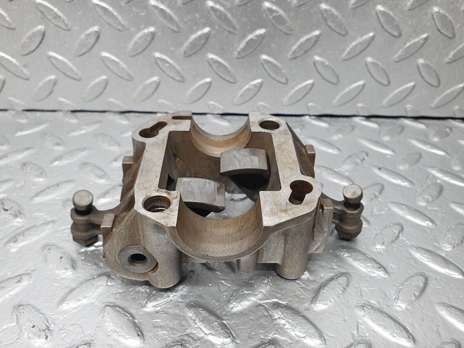 44010 Mercedes-Benz C123 230CE Rocker Arms Camshaft Bearing Block 1020512110