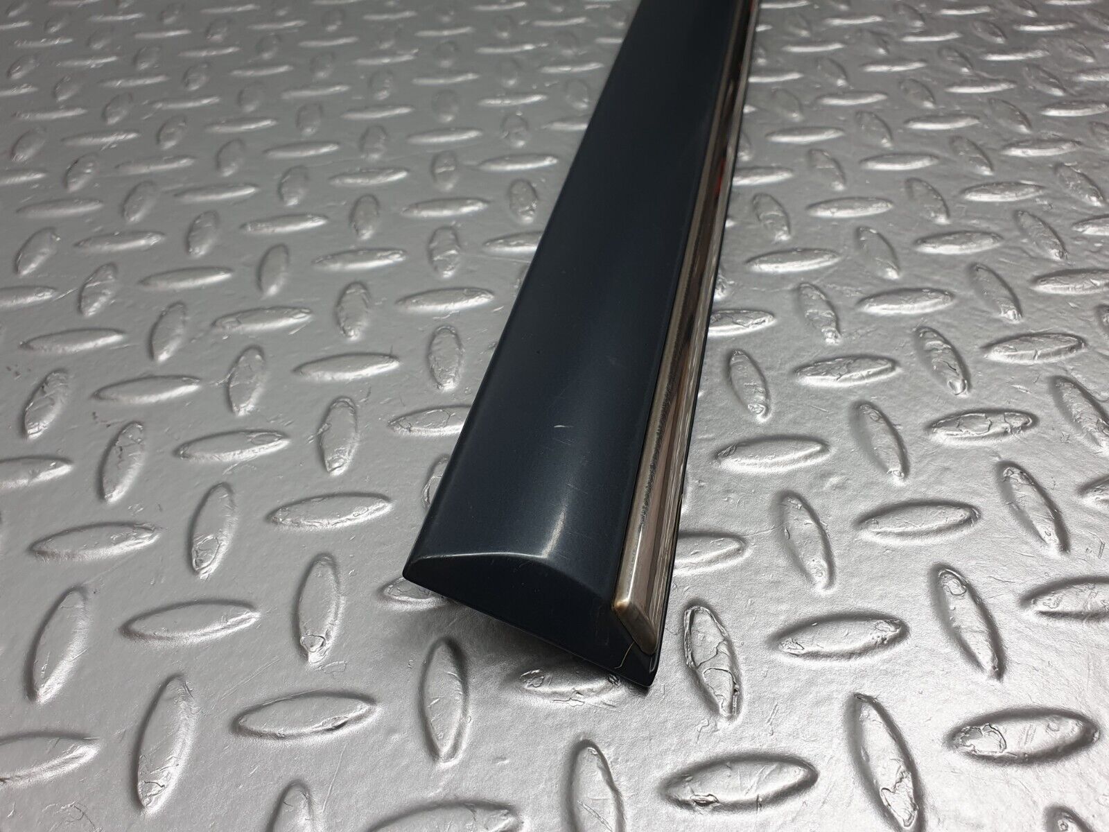 41804 Mercedes-Benz W202 C200 Front Right Door Centre Moulding Trim 2026909462