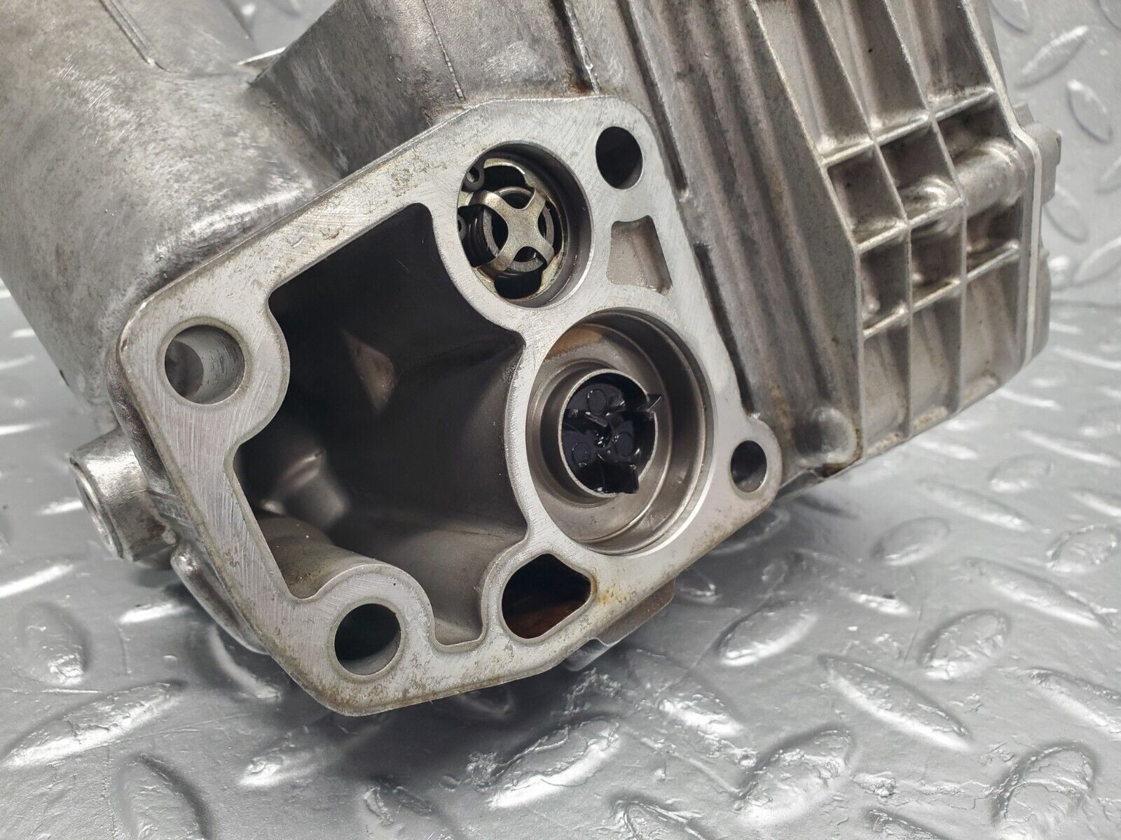 46236 Mercedes-Benz W124 280E Oil Filter Housing 1041840608