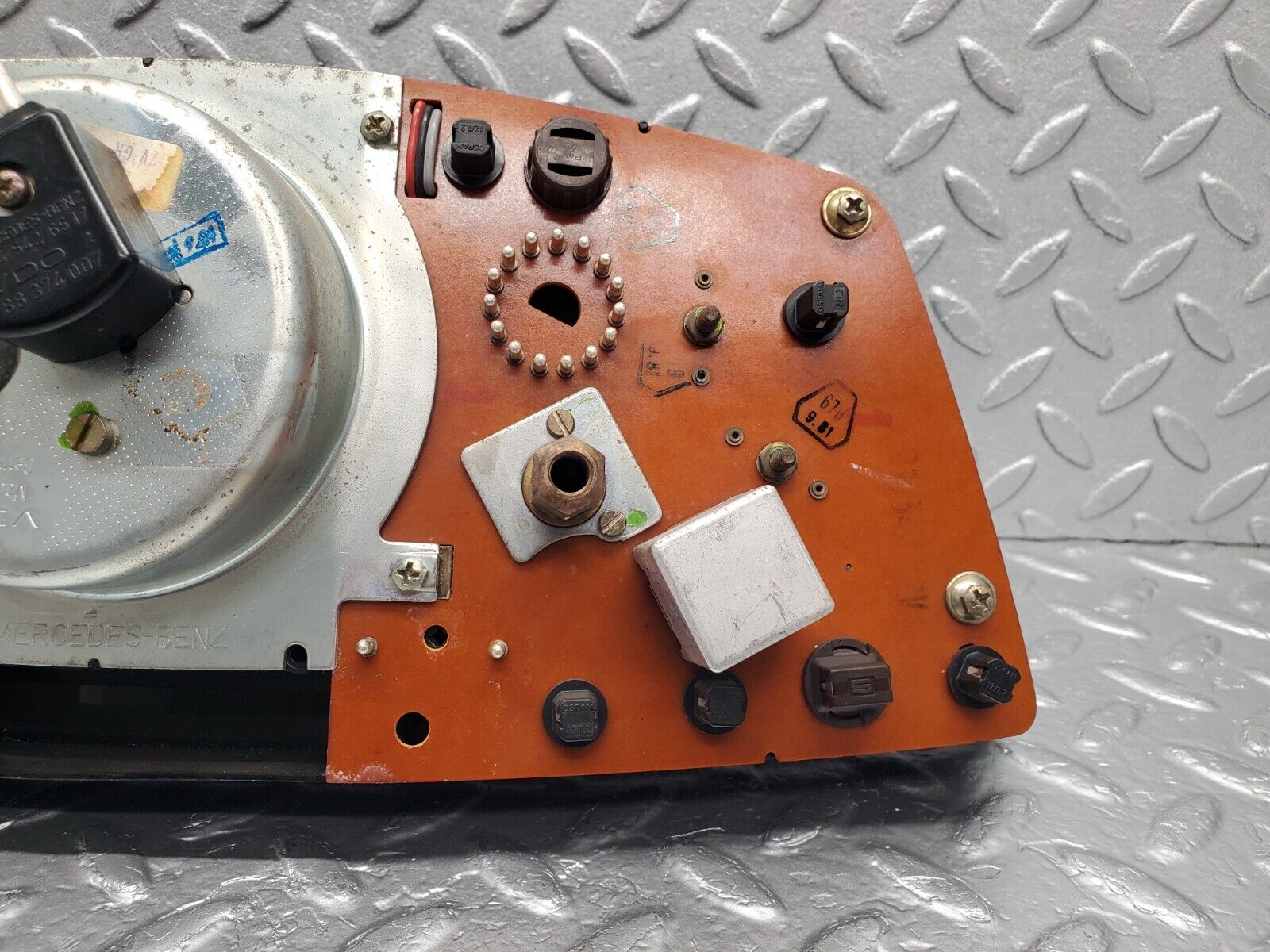 46454 Mercedes-Benz C123 280CE Coupe Instrument Cluster 1235423701