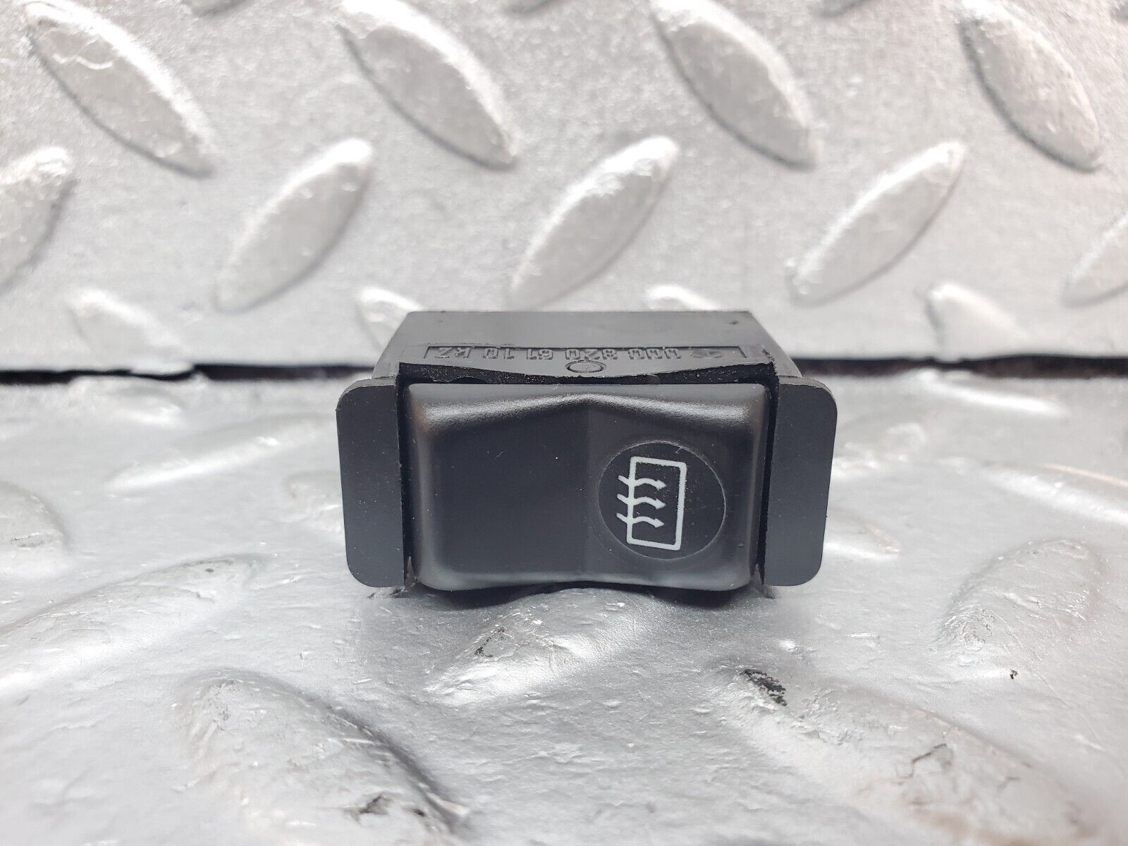 44362 Mercedes-Benz W123 280E Rear Windscreen Defroster Switch 0008206110