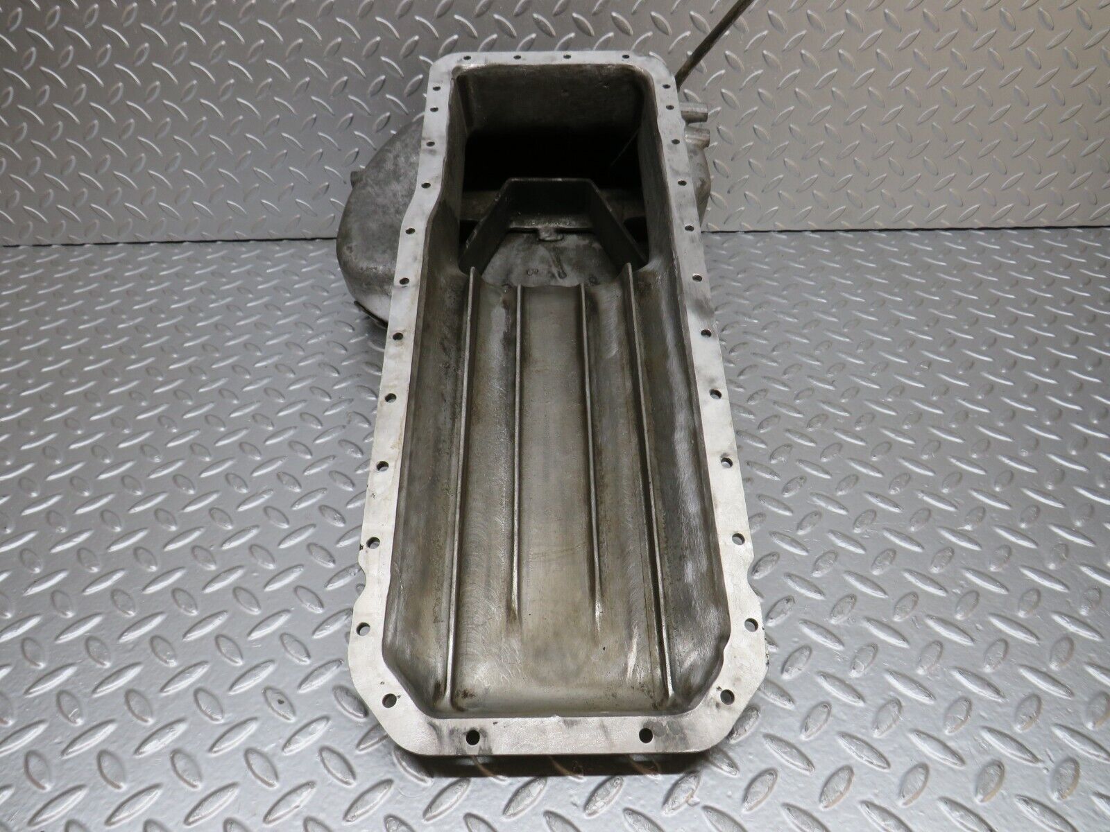 32811 Mercedes-Benz C107 R107 350 V8 Oil Pan Oil Sump 1160102913 1160140166