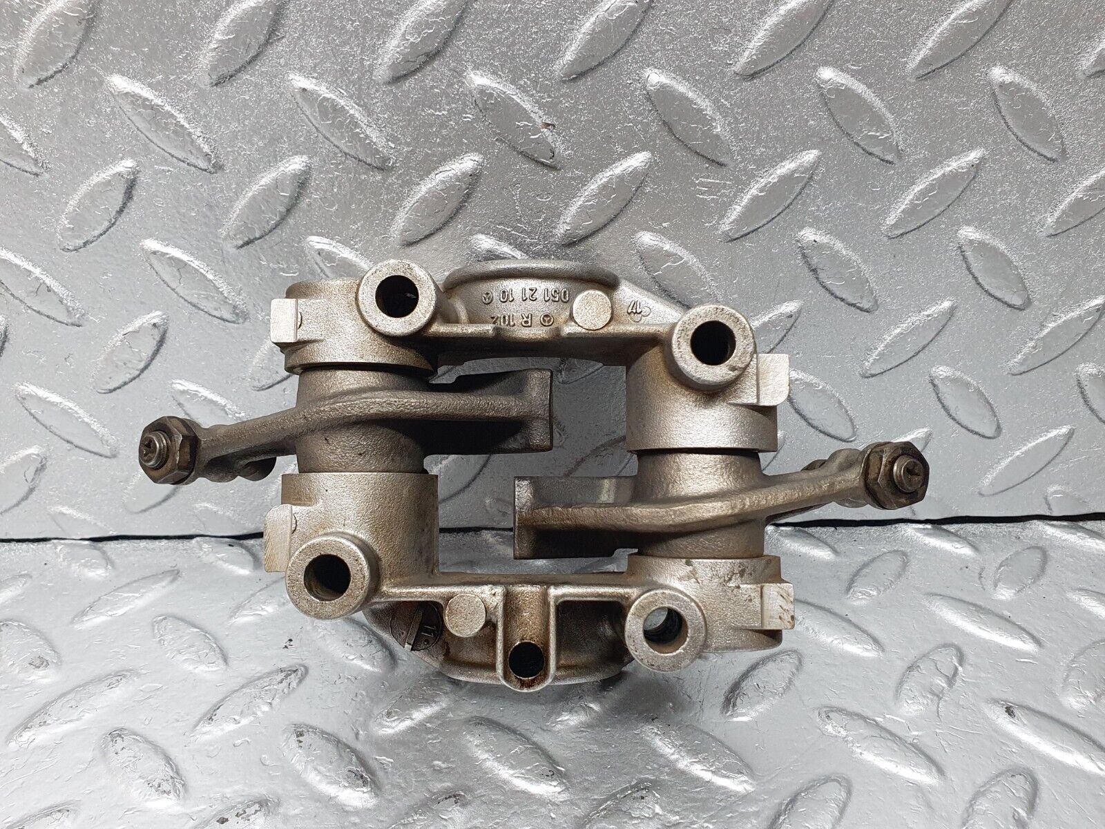 44010 Mercedes-Benz C123 230CE Rocker Arms Camshaft Bearing Block 1020512110