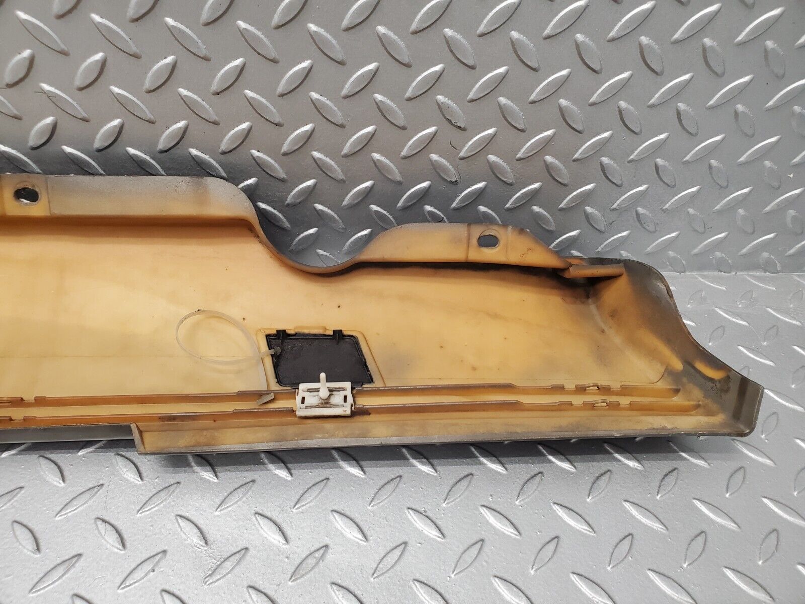 46115 Mercedes-Benz W126 420SE Side Skirt Right 1266905040 1266980430 1266980230