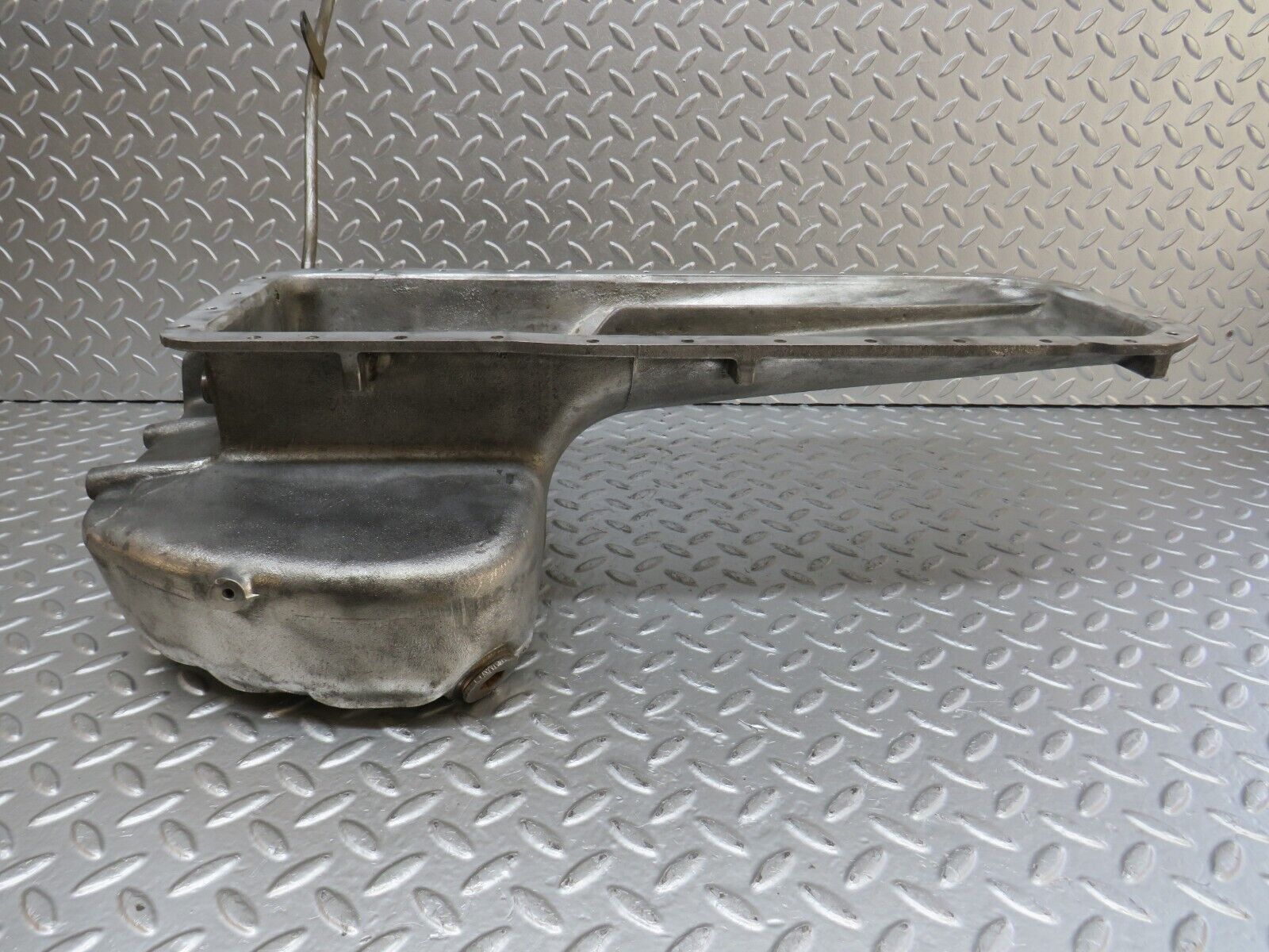 32845 Mercedes-Benz C107 R107 350 V8 Oil Pan Oil Sump 1160102913