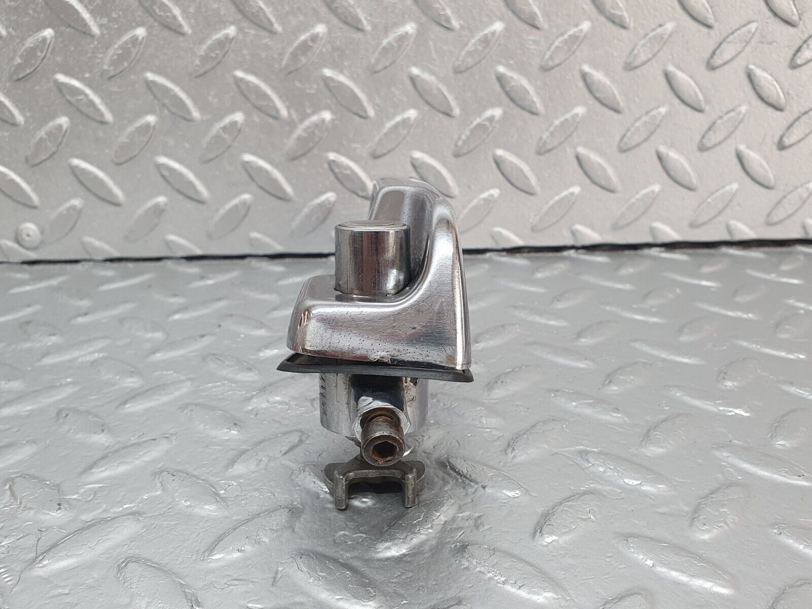 43160 Mercedes-Benz W108 280SE Front Left Door Exterior Handle No Key 1087661301 1087660905 1087661105