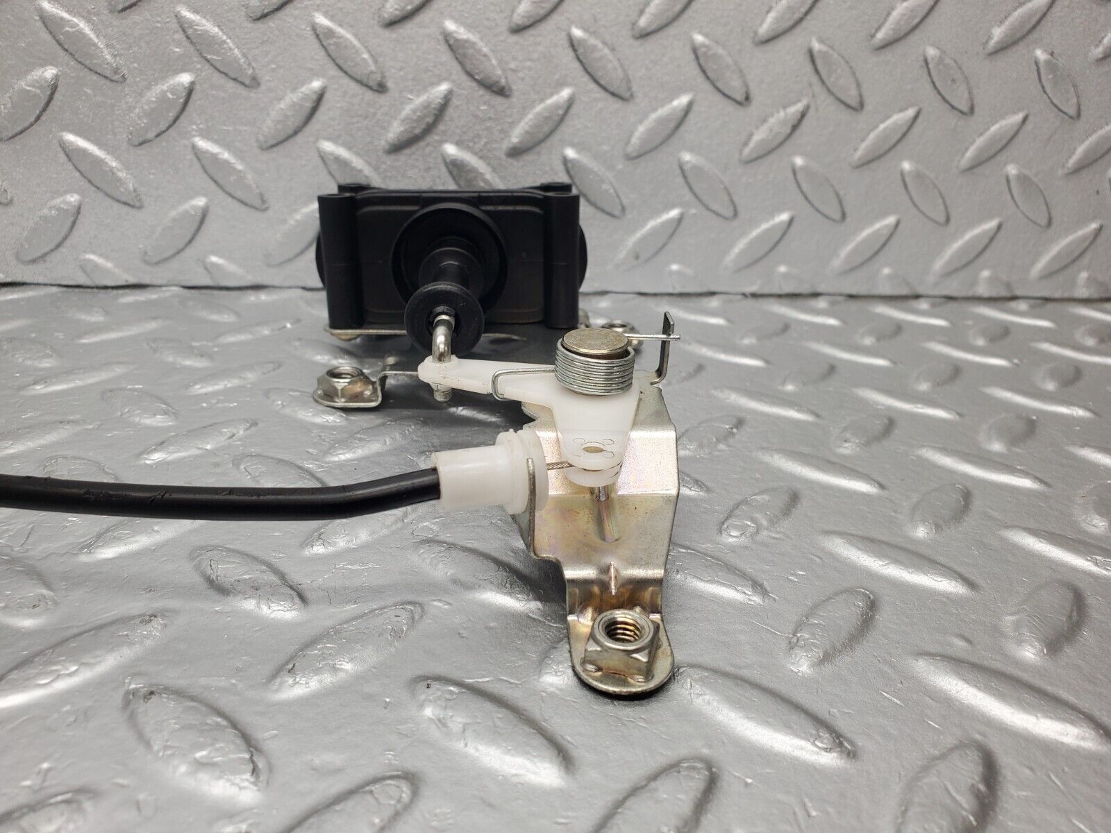 46949 Mercedes-Benz R129 320SL Coupe Trunk Lock Vacuum Actuator