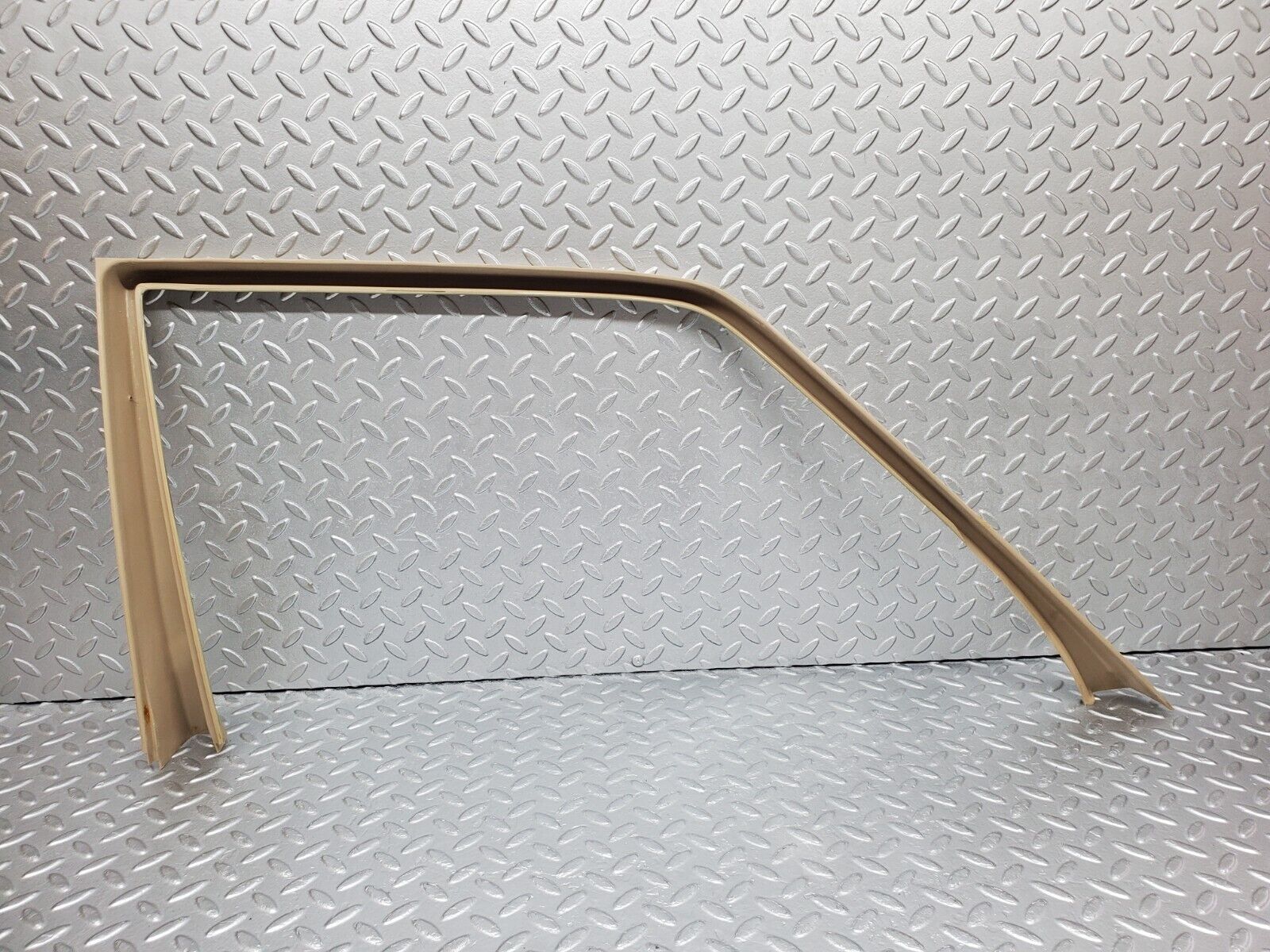 45860 Mercedes-Benz W126 420SE Front Right Door Window Frame Cover 1267250471