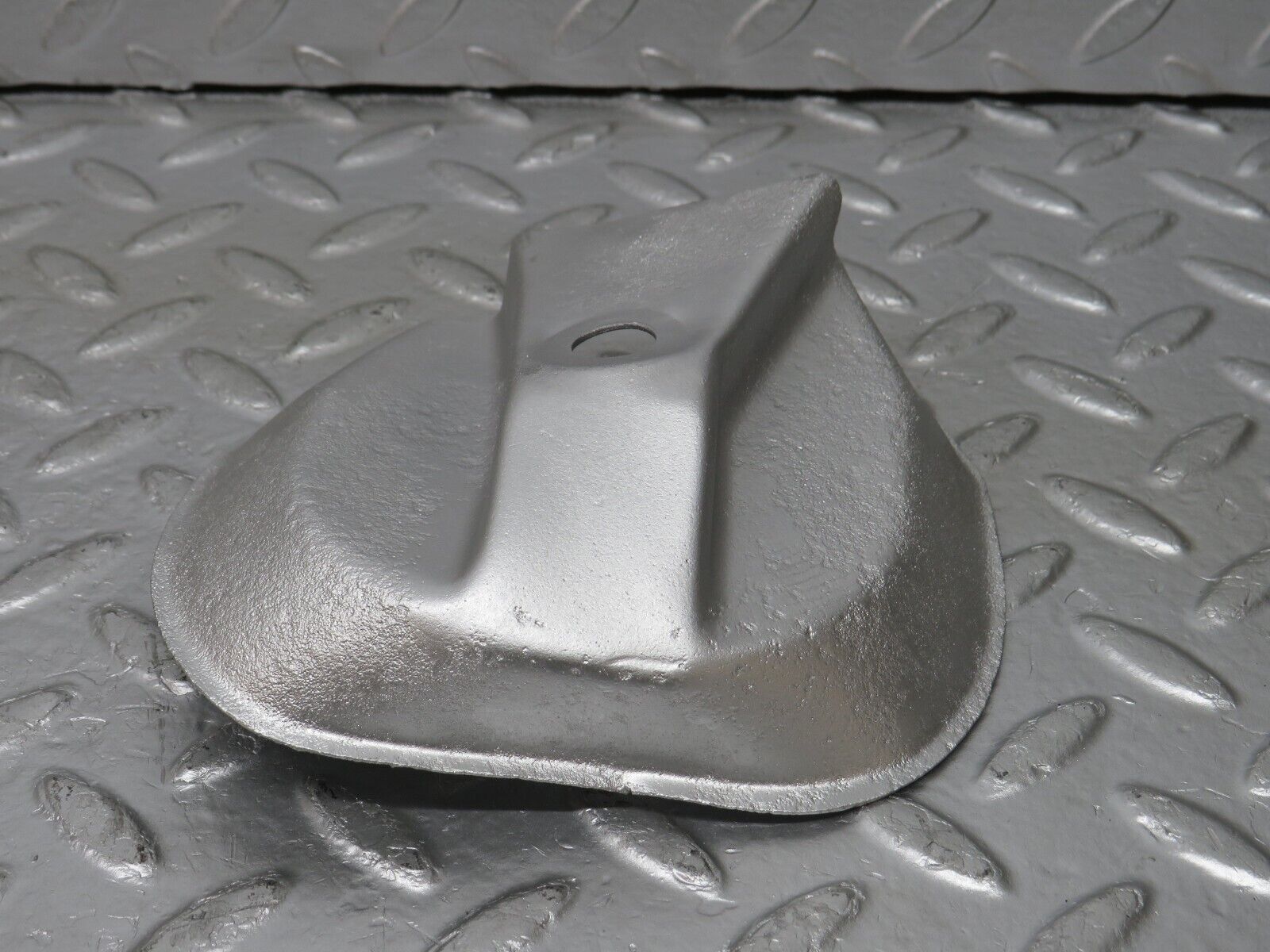 33034 Mercedes-Benz C107 R107 350 V8 Engine Mount Bracket