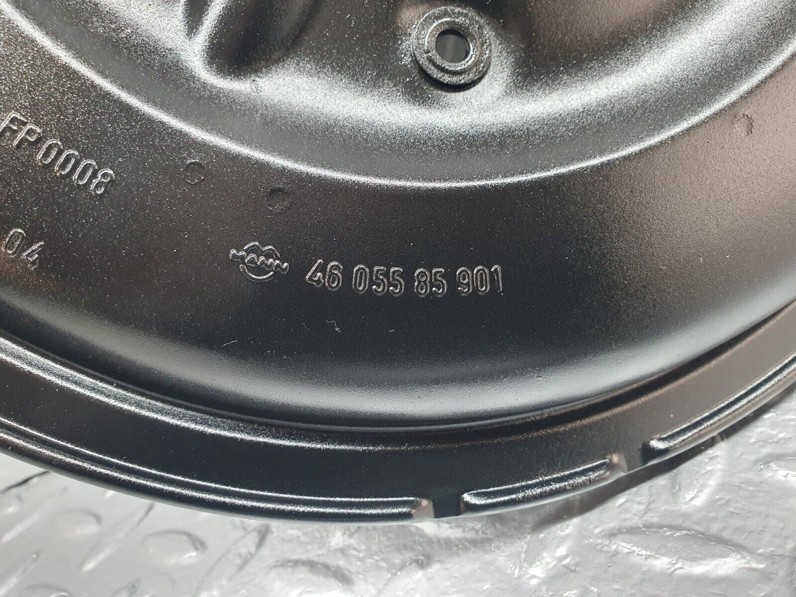 42818 Mercedes-Benz W201 190 2.0L Air Filter Box Housing Cap 0120942402