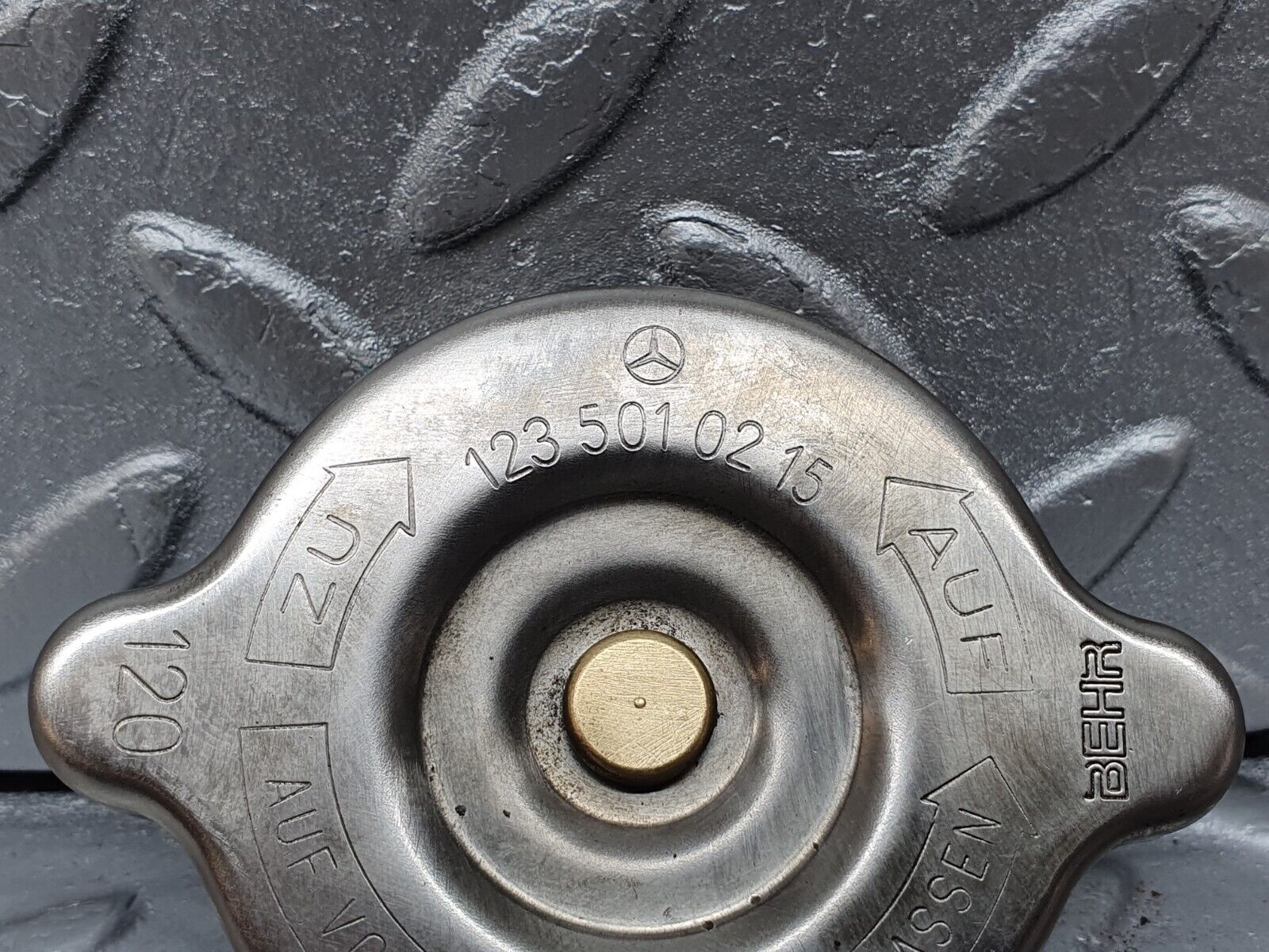 43123 Mercedes-Benz W108 280SE Radiator Cap Behr 1235010215