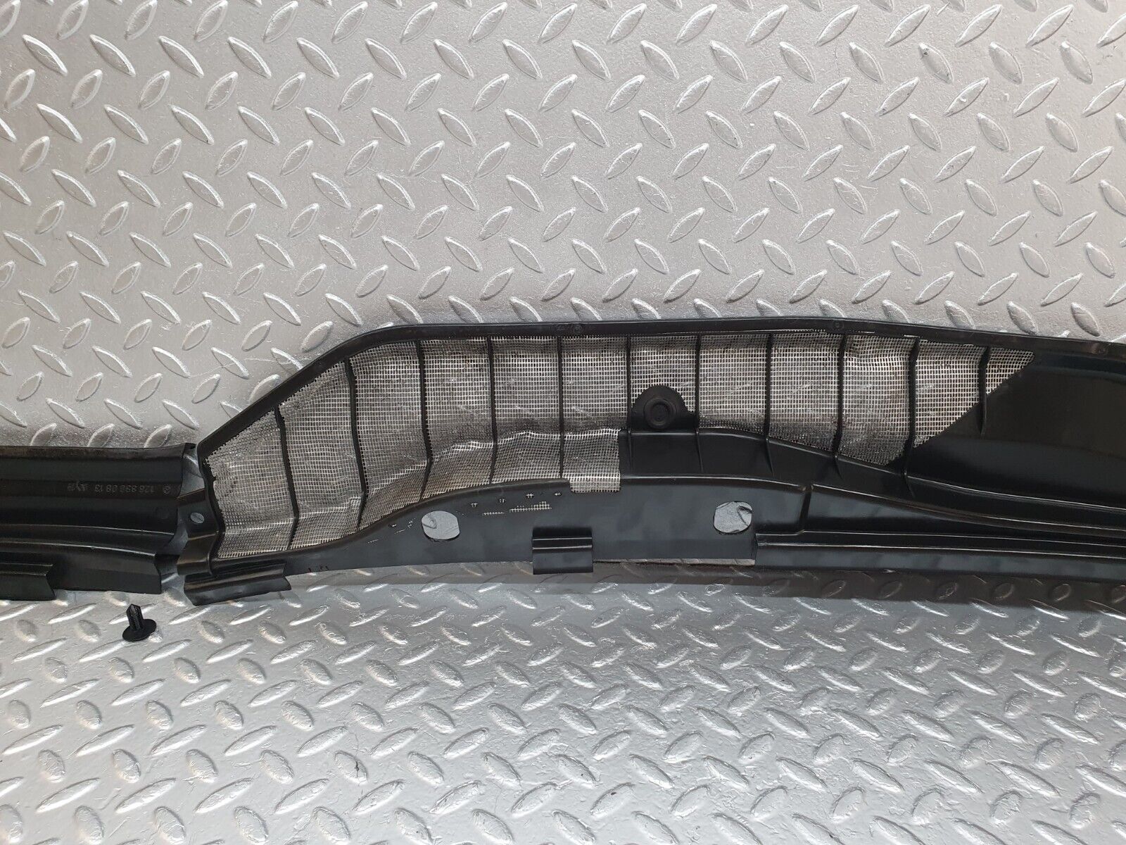 43743 Mercedes-Benz C126 380SEC Coupe Water Drain 1268300713 1268300813