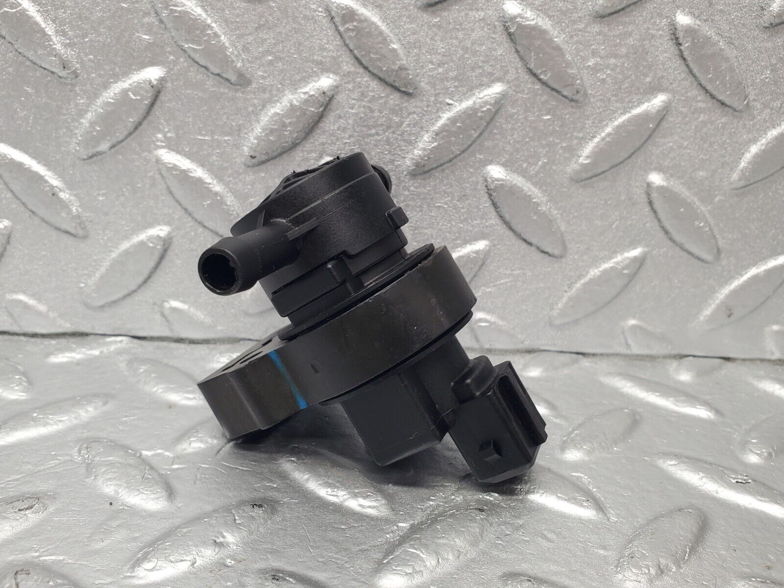 46789 Mercedes-Benz R129 320SL Coupe Fuel Regeneration Vacuum Valve 0004701593