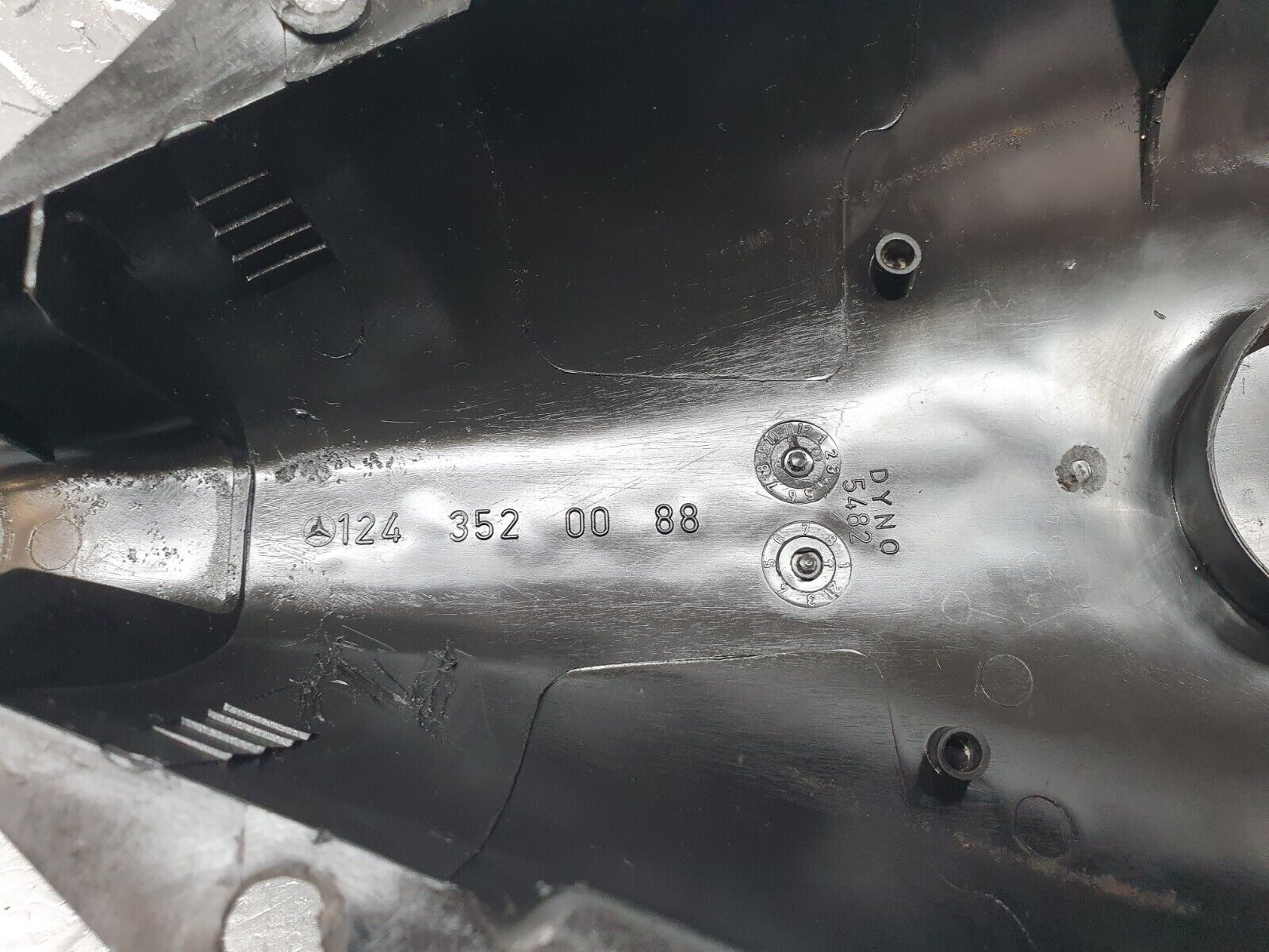 42747 Mercedes-Benz W201 190 2.0L Rear Control Arm Cover 2x 1243520088