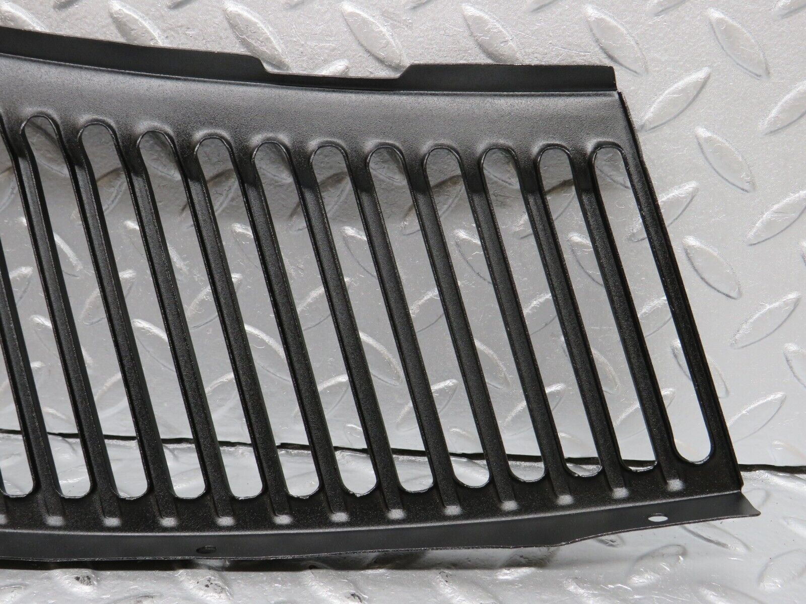 40081 Mercedes-Benz R107 350SL Air Intake Grill Left Side