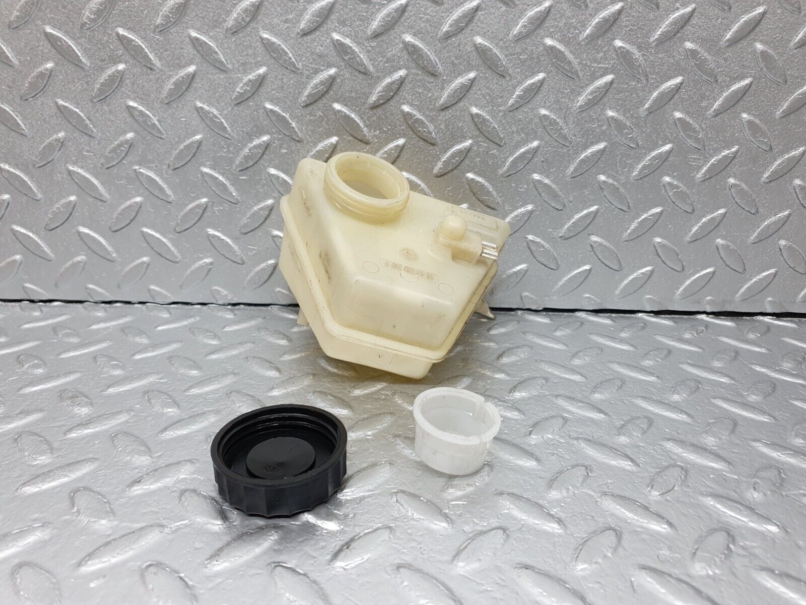 41823 Mercedes-Benz W202 C200 Brake Fluid Reservoir Tank 2024300302