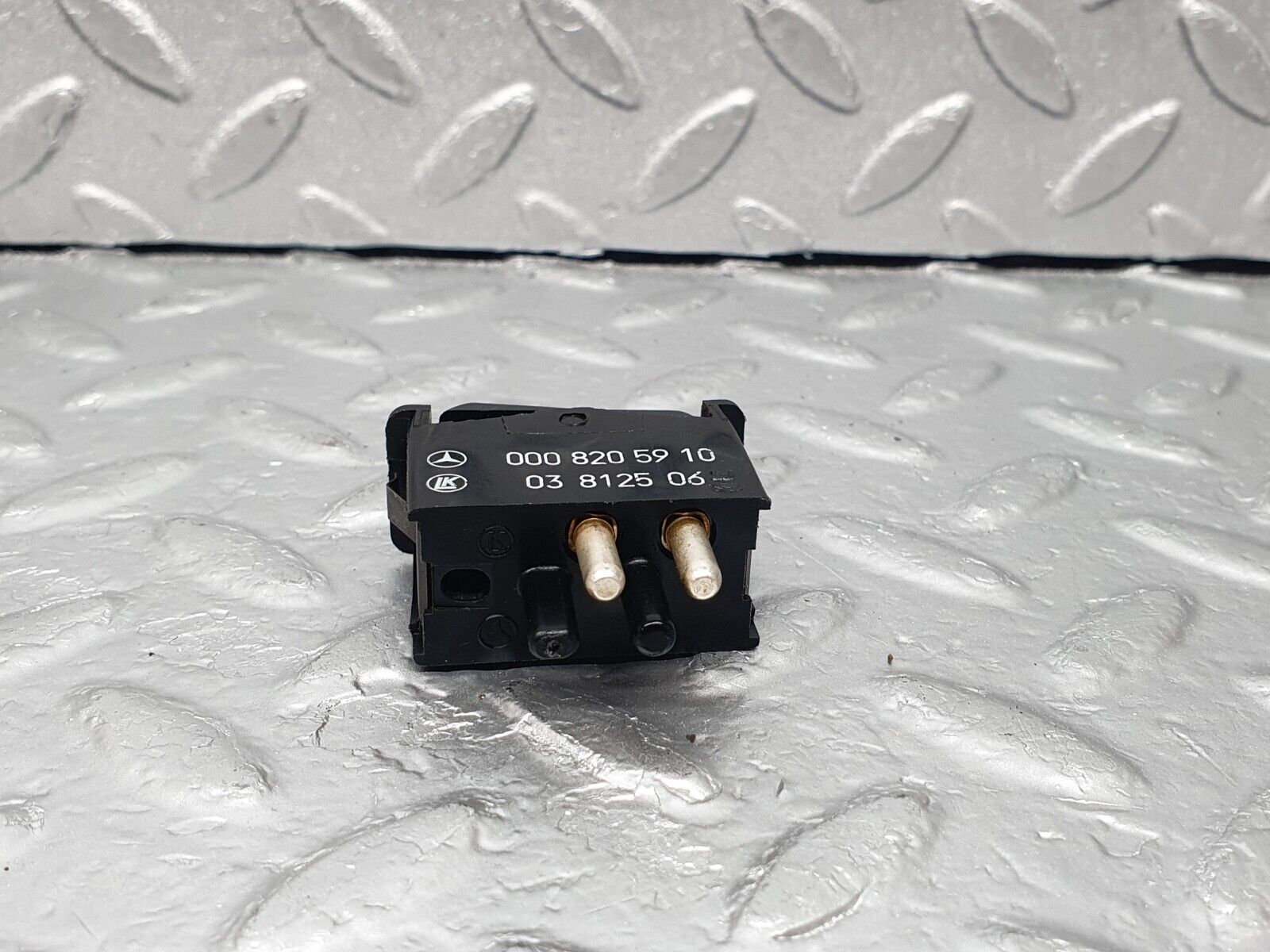 43550 Mercedes-Benz C126 380SEC Coupe Interior Light Switch 0008205910