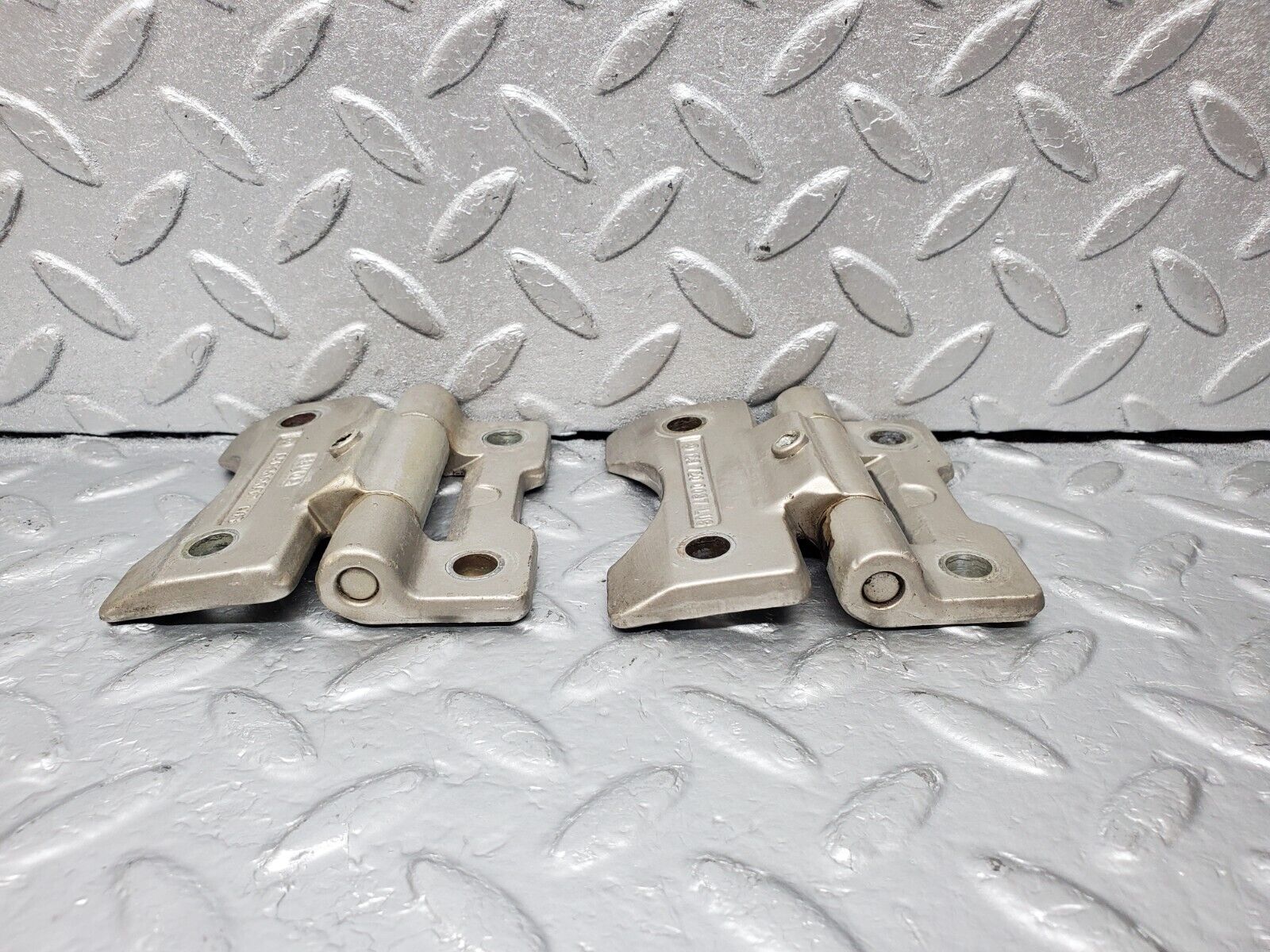 45552 Mercedes-Benz W126 420SE Door Hinge Pair Left Side 1237200037