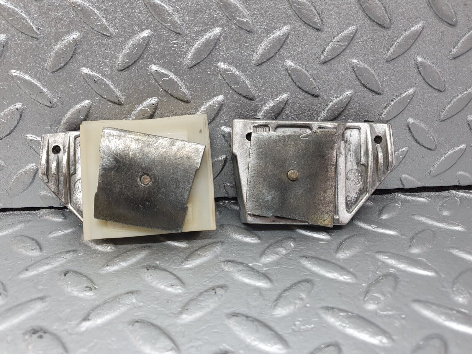 42506 Mercedes-Benz R129 320SL Coupe Door Window Guide Bracket 1247250132 1247250232