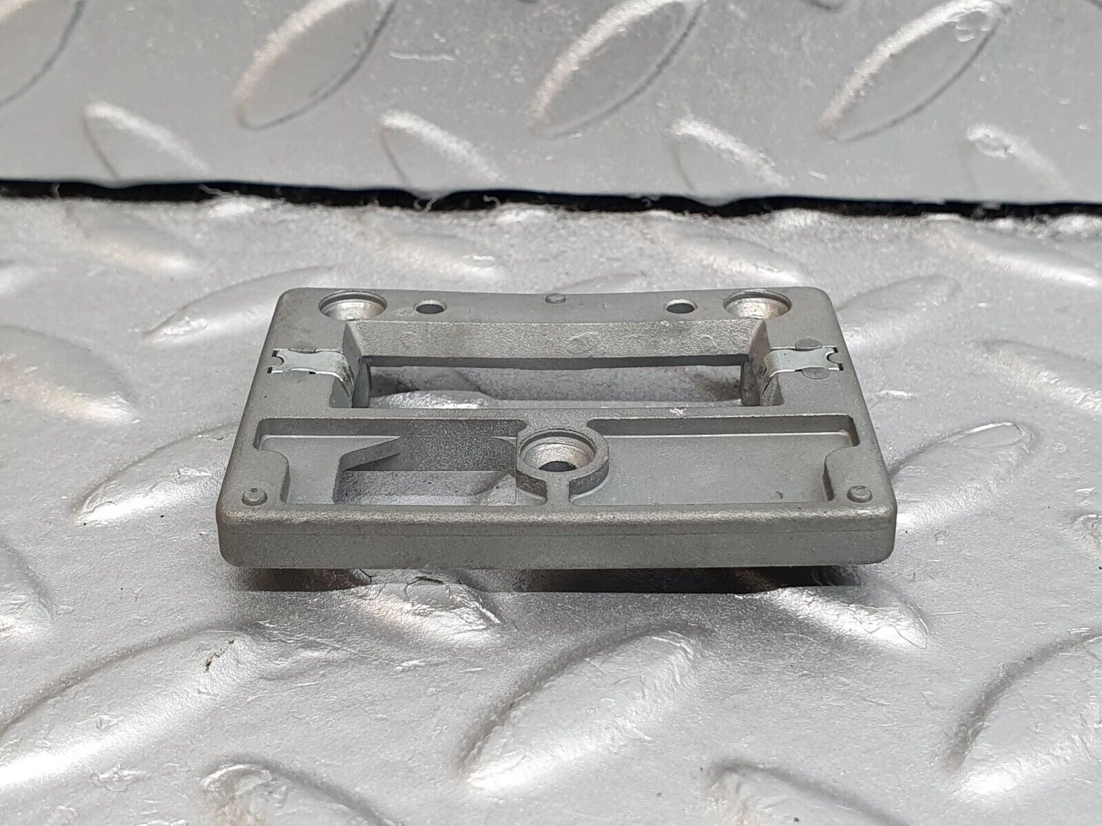 42082 Mercedes-Benz W202 C200 Rear View Mirror Bracket